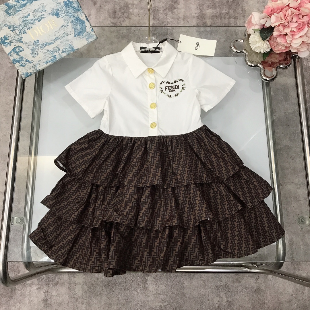 NO:210866,【Spot shipment】 FEND* Limited series Small lapel dress The texture of the upper body shirt with the embroidered logo on the chest Classic hardware button replica letters Double FF Hem Classic full print double FF letter print design cake fluffy skirt The fabric is soft and comfortable, skin-friendly and not tied, the upper body effect is excellent A must-have artifact for the princess ~ size size--130-140-150-160 Wear height 105-155 [CM] Counter packaging 70, clothes, fendi, skirts, shirts,19860909【现货发】   FEND* 限定系列 小翻领连衣裙 上身衬衫质地搭配胸前刺绣logo 经典五金扣复刻字母双FF 下摆经典全面印双FF字母印花设计蛋糕蓬松裙摆 面料柔软质地 柔顺舒适 亲肤不扎 上身效果极好 公主的必备神器～  size尺码--130-140-150-160 穿身高105-155【CM】 专柜包装70,衣服,fendi,skirts,shirts,,Children's