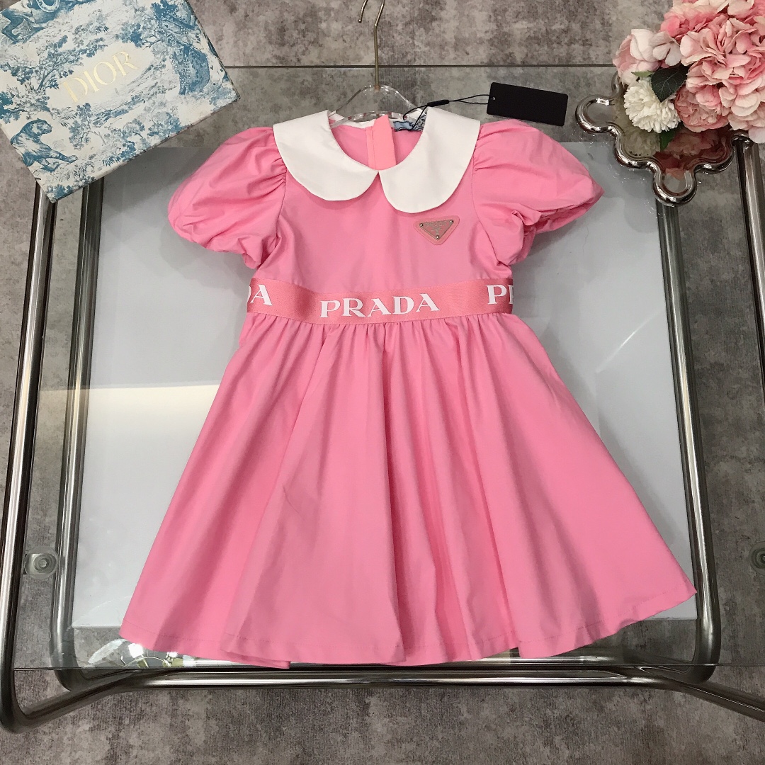 NO:210878,[Spot shipment] PRAD* Limited series Small lapel dress Lotus leaf petal neckline with chest hardware inverted triangle logo buckle waist logo webbing design waist-hugging effect soft and comfortable skin-friendly and not tied. The upper body effect is excellent. A must-have artifact for princess~ size size--130-140-150-160 [CM] Wear height 105-155 [CM] Counter packaging 70, clothes, prada, skirts,19860909【现货发】   PRAD* 限定系列 小翻领连衣裙 荷叶瓣领口搭配胸前五金倒三角logo扣 腰部logo织带拼接设计收腰效果 柔顺舒适 亲肤不扎 上身效果极好 公主的必备神器～  size尺码--130-140-150-160【CM】 穿身高105-155【CM】 专柜包装70,衣服,prada,skirts,,Children's
