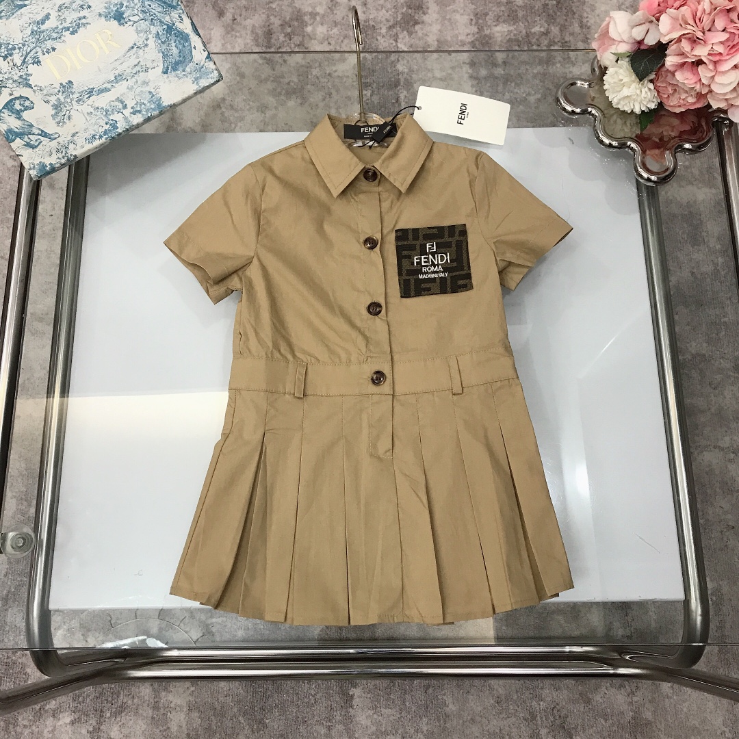 NO:210883,[Spot shipment] FEND* Limited series Small lapel dress Classic denim old color double FF pocket design Waist matching waist design Soft and comfortable skin-friendly and not tied, excellent upper body effect A must-have artifact for princess ~ size size--120-130-140-150 [CM] Counter packaging 70, clothes, fendi, skirts,19860909【现货发】   FEND* 限定系列 小翻领连衣裙 经典牛仔老花色双FF口袋设计 腰部搭配收腰设计 柔顺舒适 亲肤不扎 上身效果极好 公主的必备神器～  size尺码--120-130-140-150【CM】 专柜包装70,衣服,fendi,skirts,,Children's
