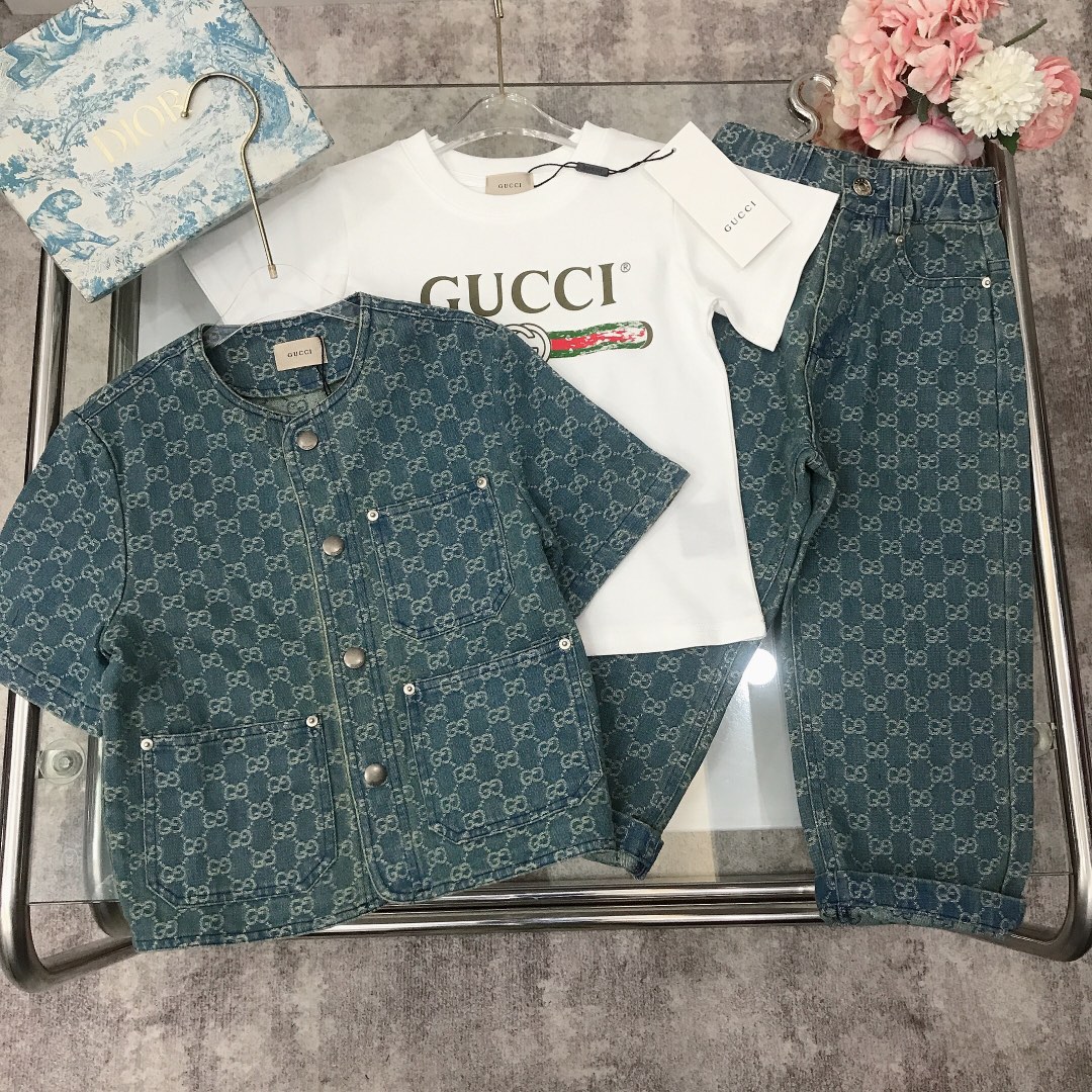 NO:210884,[Spot delivery] Double G denim set Short-sleeved GUCC* Three-piece set Limited series Broken printed logo Short-sleeved jacquard denim jacket Denim trousers Exquisite style Retro silver button accessories New and novel Fashion essentials ~ fabric is soft and comfortable, skin-friendly and not tied, excellent upper body effect size-110-120-130-140-150 [CM] Counter packaging 70, clothes, gucci, jackets & coats, T-shirt,19860909【现货发】 双G牛仔套装 短袖  GUCC* 三件套 限定系列 破碎印花logo短袖提花牛仔外套牛仔长裤 精致款 复古银纽扣配饰 新式新颖 时尚必备款～面料柔顺舒适 亲肤不扎 上身效果极好  size尺码-110-120-130-140-150【CM】 专柜包装70,衣服,gucci,jackets & coats,T-shirt,,Children's