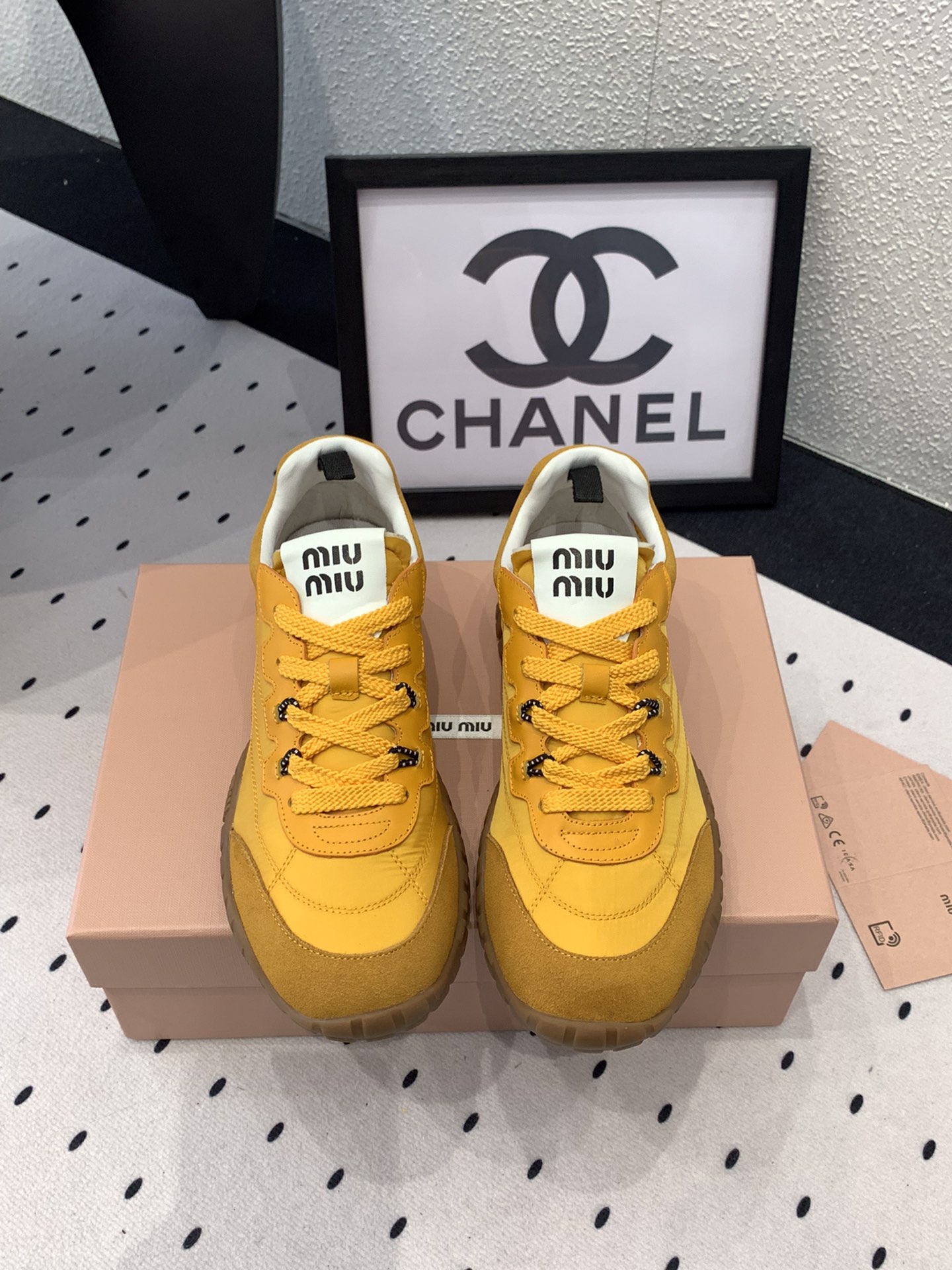 NO:221627,MiuMiu new tire sports shoes shipped with high version retro thick sole design elegant and elegant sports combination simple and fashionable style freely match imported silk spliced ​​cowhide original wear-resistant tire outsole Size: 35-40, casual shoes/sports shoes, miumiu, sneakers, cowhide19860909MiuMiu新款轮胎运动鞋高版本出货 复古厚底设计 优雅大方运动结合体 简约时尚风格随意搭配 进口丝绸拼接牛皮鞋面 原版耐磨轮胎大底 Size: 35-40,休闲鞋/运动鞋,miumiu,sneakers,cowhide,Women's Shoes