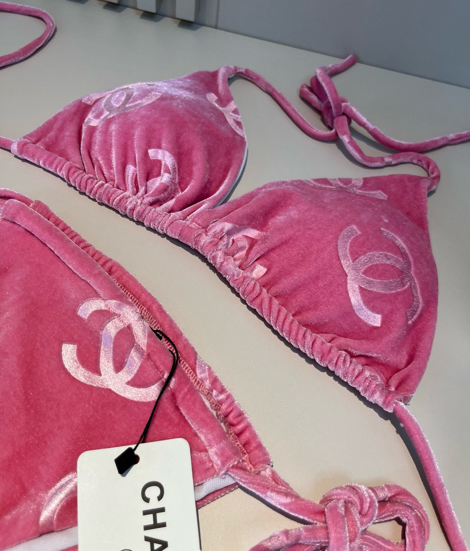 。
Chanel香奈儿灯芯绒经典比基尼三件套👙❤️😍🥰适合多种场景的游泳衣🏊‍♀️海边 游泳池 温泉 水