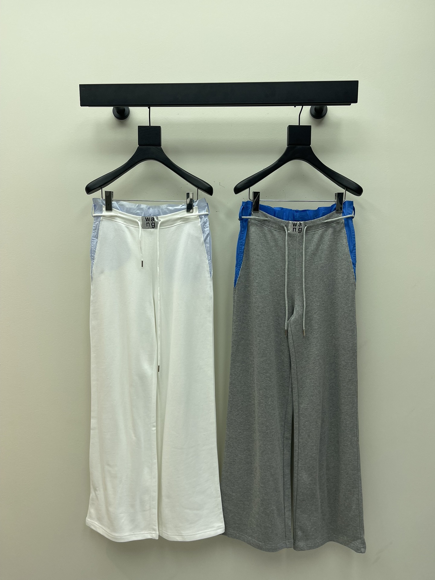 NO:312737,Alex*Wang King 25 new contrasting color spliced ​​casual pants, versatile colors, customized models show high-end and casual sense, visual feast, a versatile item that must be bought in all seasons!  Custom fabrics with great texture, goddesses must be used as magical artifacts!  The style is versatile and not picky, and lengthens the line proportions!  I don’t want to be beautiful in my upper body!  Workmanship quality depends on details.SML A, alexander wang, alexander wang19860909Alex*Wang大王25新款撞色拼接休闲裤 颜色百搭高级 定制款尽显高级随意感 视觉盛宴 四季必入的百搭单品！订制面料,质感巨好,女神必入神器！版型百搭不挑人 拉长线条比例！上身美的不要不要的！做工品质看细节.SML A,,alexander wang,alexander wang,Women's clothing