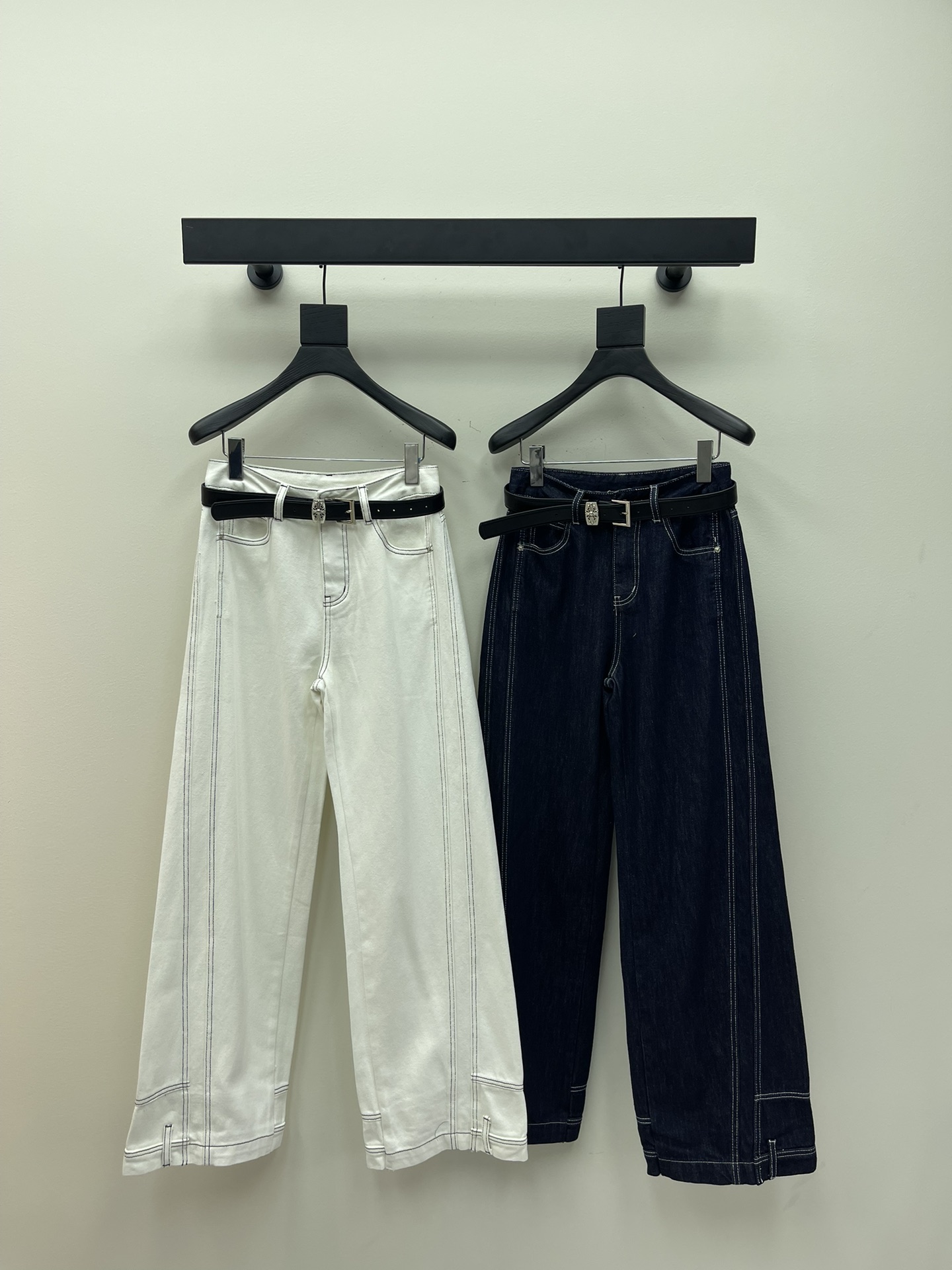 NO:312743,Croxun*25 new custom belt decorates jeans. It uses high-end custom fabrics, so denim is very comfortable to wear, regular design, good inclusiveness, contrasting metal decoration adds visual charm, and the pattern of the pants will be very delicate, which is a very good fabric. Denim has good moisture absorption and breathability, the cloth is soft and the feel is also very smooth, making it a favorite choice for everyone!  SM, chrome hearts, jeans, alexander wang19860909克罗星*25新款定制腰带装饰牛仔裤.采用高端定制面料,牛仔穿起来非常舒适,常规设计,包容性好,撞色金属装饰 增添视觉魅力,而且裤子的纹路会非常细腻,是非常好的面料.牛仔具有良好的吸湿性和透气性,布面光泽柔和,手感也非常细滑,成为众人最爱的选择！SM,,chrome hearts,jeans,alexander wang,Women's clothing