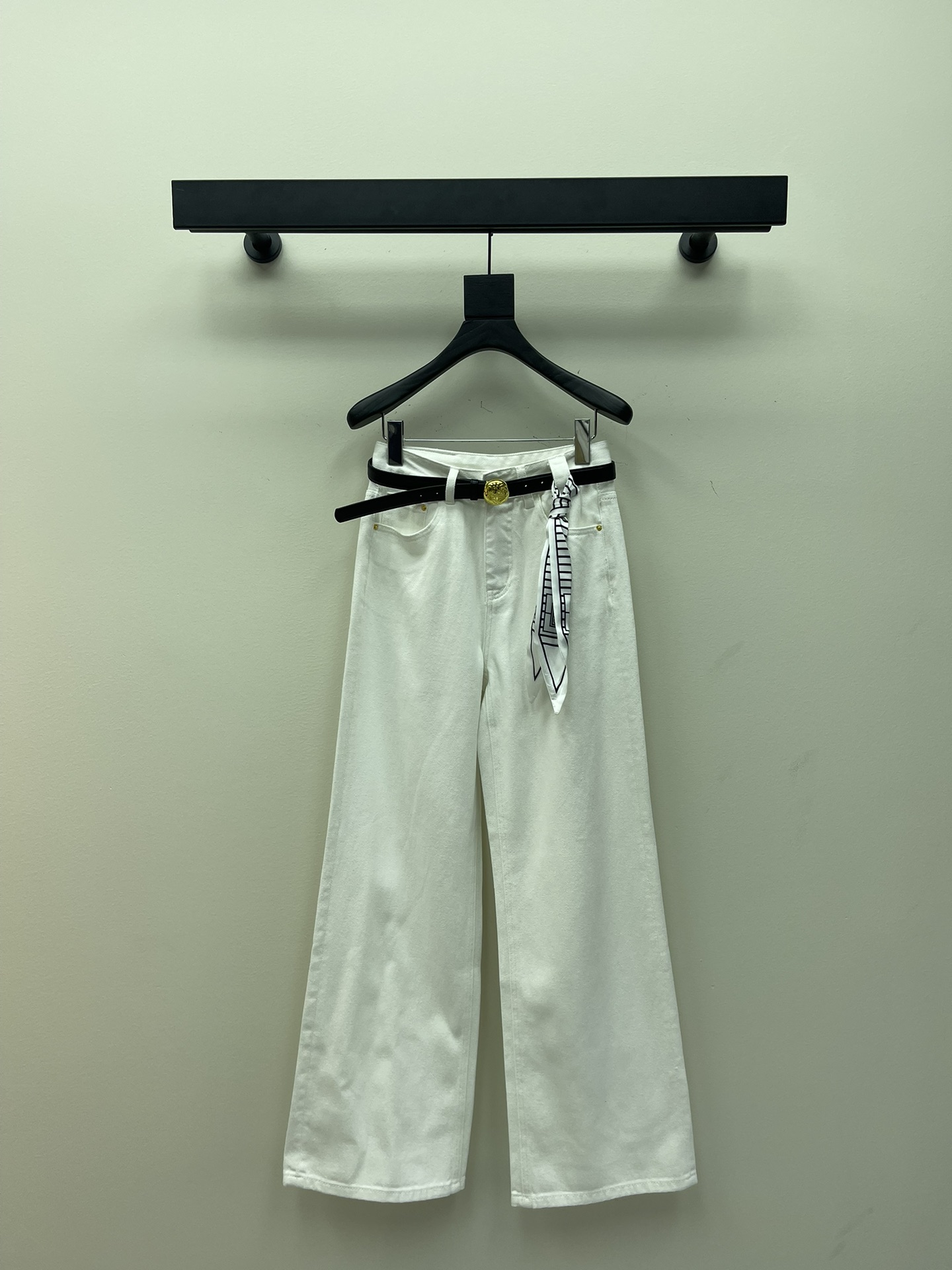 NO:312731,Loew*25 early spring new original custom design scarf style commuting high waist wide-leg jeans with belt/white dark blue SML A,,loewe,jeans,alexander wang19860909Loew*25早春新款原创定制设计丝巾款气质通勤高腰阔腿牛仔裤配腰带/白色 深蓝色SML A,,loewe,jeans,alexander wang,Women's clothing