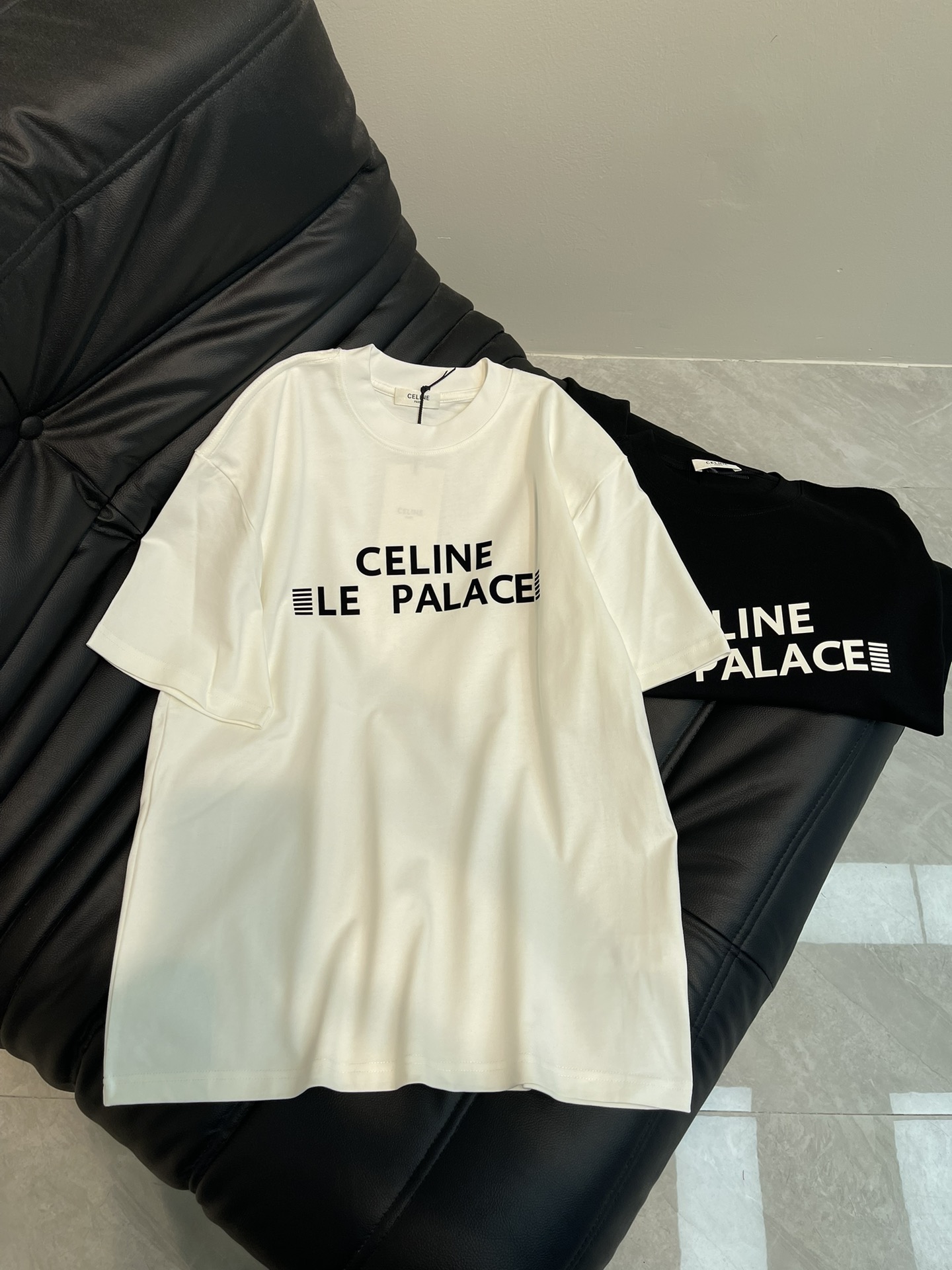 NO:313229,Celin*25 Spring and Summer New Printed Logo Short-sleeved T-shirt. Customized 280g cotton fabric, soft and skin-friendly. Front-mounted letter logo, a very simple and atmospheric model. Whether it is the comfort of the upper body, it is incomparable, interpreting your luxury and taste, and creating your fashionable charm. The same style as men and women!  Color white black S-XL, celine, T-shirt,tees, t-shirt,alexander wang19860909Celin*25春夏新款印花标识短袖T恤.定制280克全棉面料,面料柔软,亲肤舒适.前幅压胶字母标识,非常简约大气的一款 无论是上身舒适度都是无可比拟的存在,诠释你的奢华与品位,打造你的时尚风情魅力所在.男女同款 ！ 颜色白色 黑色 码数S-XL,,celine,T-shirt,tees，t-shirt,alexander wang,Women's clothing