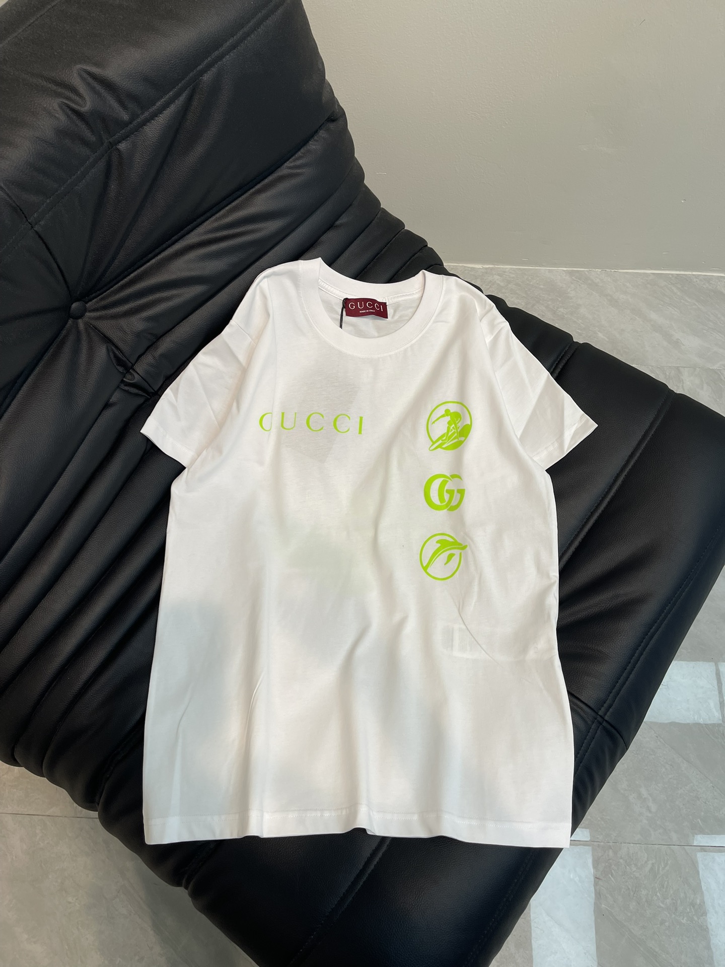 NO:313232,Gucc*25 new super large-style short-sleeved T-shirt, created with ready-to-wear dyed knitted cotton, with Gucci logo prints embellished on the front, and Gucc* Surfer prints cleverly on the back, making the entire design even more charming. The same style as men and women!  S-XL A, gucci, T-shirt,tees, t-shirt,alexander wang19860909Gucc*25新款超大造型短袖T恤,以成衣染针织棉匠心打造,正面缀饰Gucci标识印花,背面巧妙融入Gucc*冲浪者印花,令整个设计更添魅力.男女同款！ 码数S-XL A,,gucci,T-shirt,tees，t-shirt,alexander wang,Women's clothing