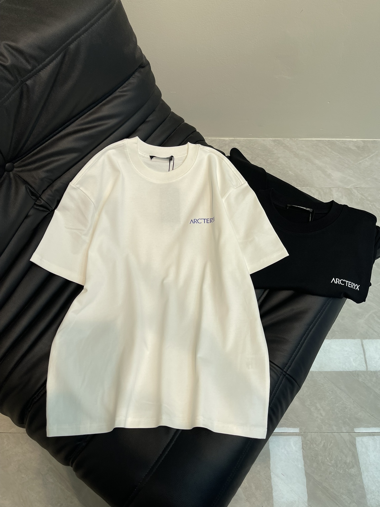 NO:313235,ARCTERYX*Archaew*25 new Phantom logo short-sleeved T-shirt. Select pure cotton fabrics, both breathability and comfort, wear resistance and texture coexist. Every time you wear it, it is a gentle care for the skin. The front is simple logo letters and the back is a phantom logo. Choose the Archaew's Kragg Cotton Logo SS T-shirt to let comfort and style go hand in hand. Now let this T-shirt become your new favorite in your wardrobe and start your fashion adventure. The same style as men and women!  Color White Black Size S-XL,arc'teryx,T-shirt,tees,t-shirt,alexander wang19860909ARCTERYX*始祖鸟*25新款幻影标识短袖T恤.精选纯棉面料,透气性与舒适度兼备,耐磨性与质感并存.每一次穿着,都是对肌肤的温柔呵护.前幅简约标识字母,后副幻影影标.选择始祖鸟Kragg Cotton Logo SS T恤,让舒适与风格同行.现在就让这款T恤,成为你衣橱中的新宠,开启你的时尚探险之旅.男女同款！ 颜色白色 黑色 尺码S-XL,arc'teryx,T-shirt,tees，t-shirt,alexander wang,Women's clothing