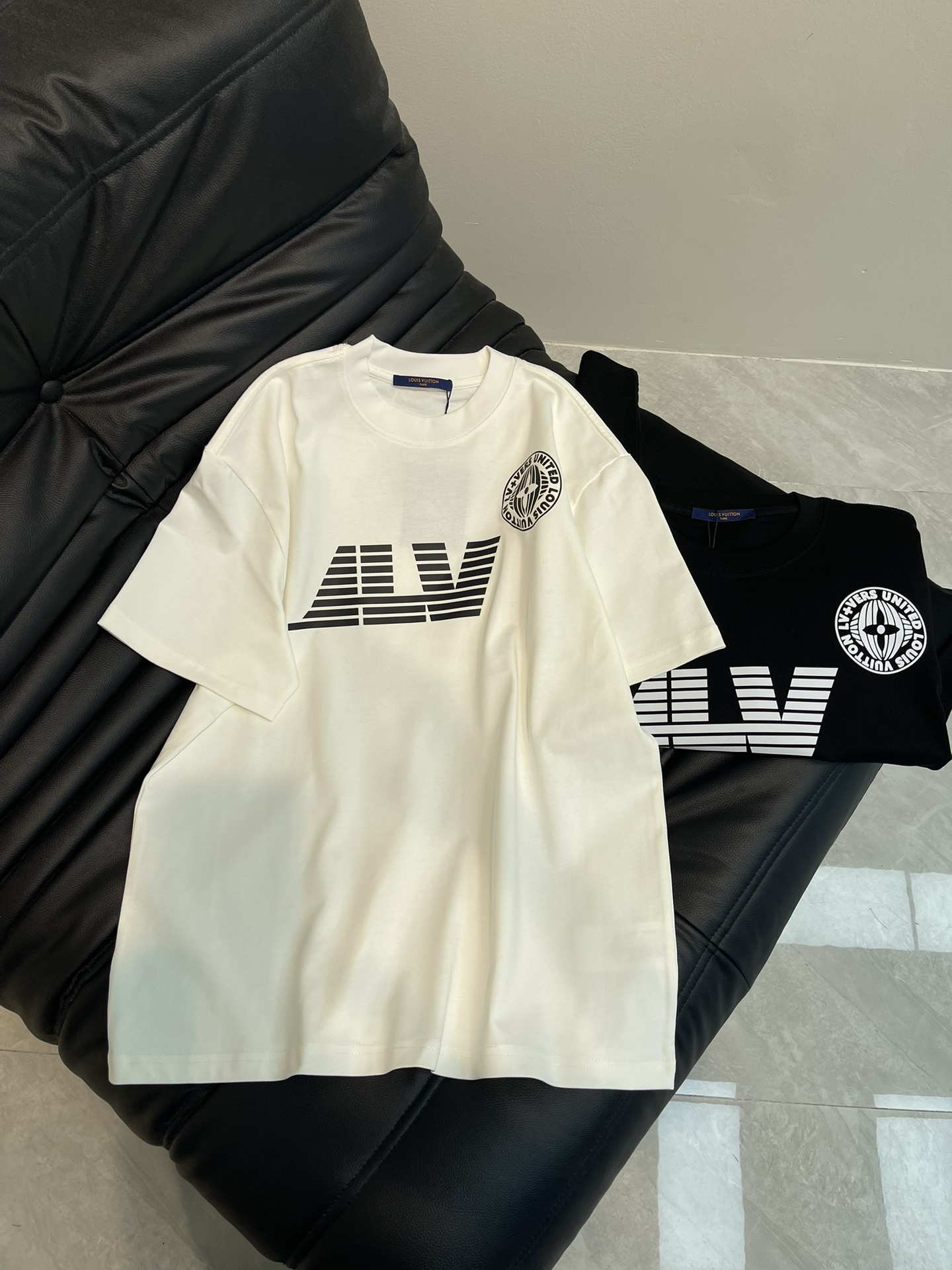 NO:313241,Louis Vuitto*25 new printed logo short-sleeved T-shirt. Customized cotton fabric, soft and skin-friendly and comfortable. The front and rear contrasting printed logo is a very simple and elegant style. Whether it is the comfort of the upper body, it is incomparable, interpreting your luxury and taste, and creating your fashionable charm. The same style as men and women!  Color White Black Size S-XL, louis vuitton,T-shirt,tees,t-shirt,alexander wang19860909Louis Vuitto*25新款印花标识短袖T恤.定制全棉面料,面料柔软,亲肤舒适.前后副撞色印花标识非常简约大气的一款 无论是上身舒适度都是无可比拟的存在,诠释你的奢华与品位,打造你的时尚风情魅力所在.男女同款！ 颜色白色 黑色 尺码S-XL,,louis vuitton,T-shirt,tees，t-shirt,alexander wang,Women's clothing