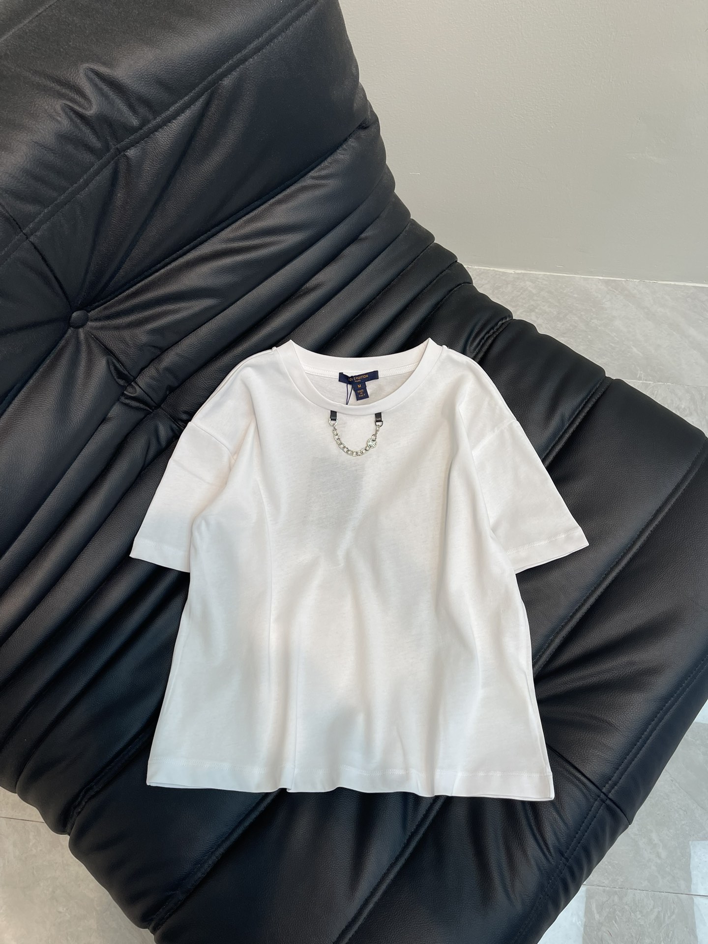 NO:312744,Louis Vuitto*25 Spring and Summer New Short Printed Chain Short Sleeve T-shirt Customized YB Twill Cotton Breathable and Comfortable Full Texture Short T-shirt Cut Highlights Brand Style Made of Grample Pure Cotton Slightly Elasticity Shows Slimming Visual Effects The neckline is designed with edges and metal letter chains The back is decorated with spray painted floral letter logo to highlight the high-end style The inner wear is brilliant and fashionable SML,,louis vuitton,T-shirt,tees,t-shirt,alexander wang19860909Louis Vuitto*25春夏新款短款印花链条短袖T恤 定制YB斜纹全棉材质 透气舒适 质感十足 短款T恤裁剪 凸显品牌格调 采用克重纯棉制成 略带有弹力 呈现显瘦视觉效果 领口以包边和金属字母链条作设计亮点 后背用喷漆感花体字母徽标装饰 彰显高级格调 单穿内搭都出彩时髦 SML,,louis vuitton,T-shirt,tees，t-shirt,alexander wang,Women's clothing