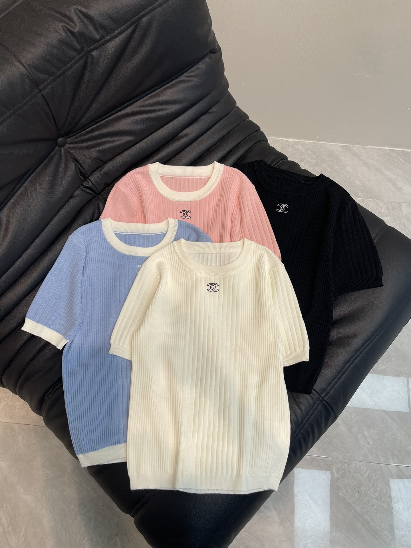 NO:313251,Chane*25 new macaron color knitted short-sleeved top~ colorful to wear in summer~ the upper body is simple and elegant without losing the delicate details, and the socialite is obedient and gentle!  The fabric is soft and delicate wool, and the upper body skin is loved. Use a Stol computer imported from Germany, with pit strips and hollow knitted needle patterns!  !  The upper body is more comfortable and breathable, and the clothes are elastic and inclusive. The threaded hem and sleeves are elastic. The collar is turned over and designed with surfaces. Both sides and shoulders are specially treated to form a bulge of bright lines. It also meets the needs of different skin colors!  YB develops fixed dye yarn. Every small detail of imported jacquard is highly restored. The strength is compacted and worn through all versions!  Simple and high-end gentleness that every girl cannot refuse~ The knitted fabric is super comfortable on the upper body, the wrapping and breathable are top-notch, and the style is not many with two pieces. The brand embroidery logo on the chest is retro and fashionable. I highly recommend this one. It’s so easy to wear. Whoever wears it looks good!  SML, chanel, T-shirt, alexander wang19860909Chane*25新款马卡龙色系针织短袖上衣～夏天就应该穿的五颜六色~上身素雅不失精致细节,名媛乖乖的温柔感！面料是羊毛柔软细腻 上身肌肤都受到了宠爱,使用德国进口斯托尔电脑横机,坑条加镂空编织针纹 ！！ 上身更加舒爽透气,衣身弹力十足包容性好.下摆和袖子螺纹收口有弹性.领子翻底做面 设计.两侧及肩膀均做特别处理形成明线的凸起.并且满足了不同肤色的需求 ！YB开发定染纱线 进口机提花每个小细节都高度还原 实力碾压实穿所有版本！ 简约高级每个女生都无法拒绝的温柔甜美～ 针织面料上身超级舒服 包裹性透气性都是顶级的 人手两件都不多的款 胸前品牌刺绣小logo复古又时尚 强烈推荐这款 太好穿了 谁穿谁好看！ SML,,chanel,T-shirt,alexander wang,Women's clothing