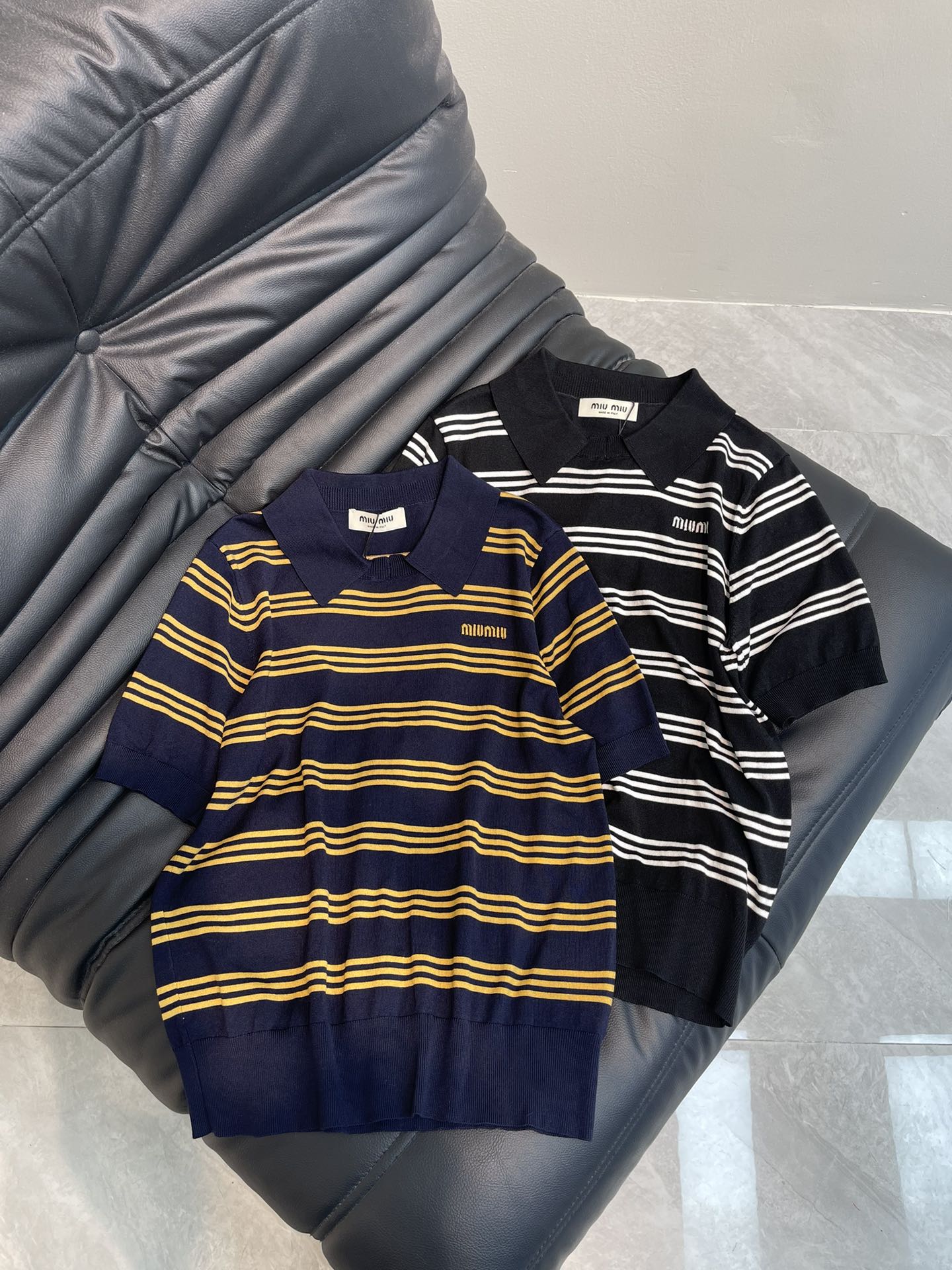 NO:313255,Miumi*25 spring and summer new product striped lapel knitted short sleeves!  Customized ice silk material, comfortable and delicate, full of texture, short-sleeved lapel short-sleeved cut, crochet letters on the chest, contrasting colors of ready-to-wear stripes, regular style, slimming on the upper body, showing aging-reducing temperament, easy to control daily commuting!  SML, miumiu, T-shirt, alexander wang19860909Miumi*25春夏新品条纹翻领针织短袖！定制冰丝材质 舒适细腻 质感十足 翻领短袖剪裁 胸前标志钩花字母 成衣条纹撞色 常规版型 上身显瘦 展现减龄气质 日常通勤轻松驾驭！SML,,miumiu,T-shirt,alexander wang,Women's clothing