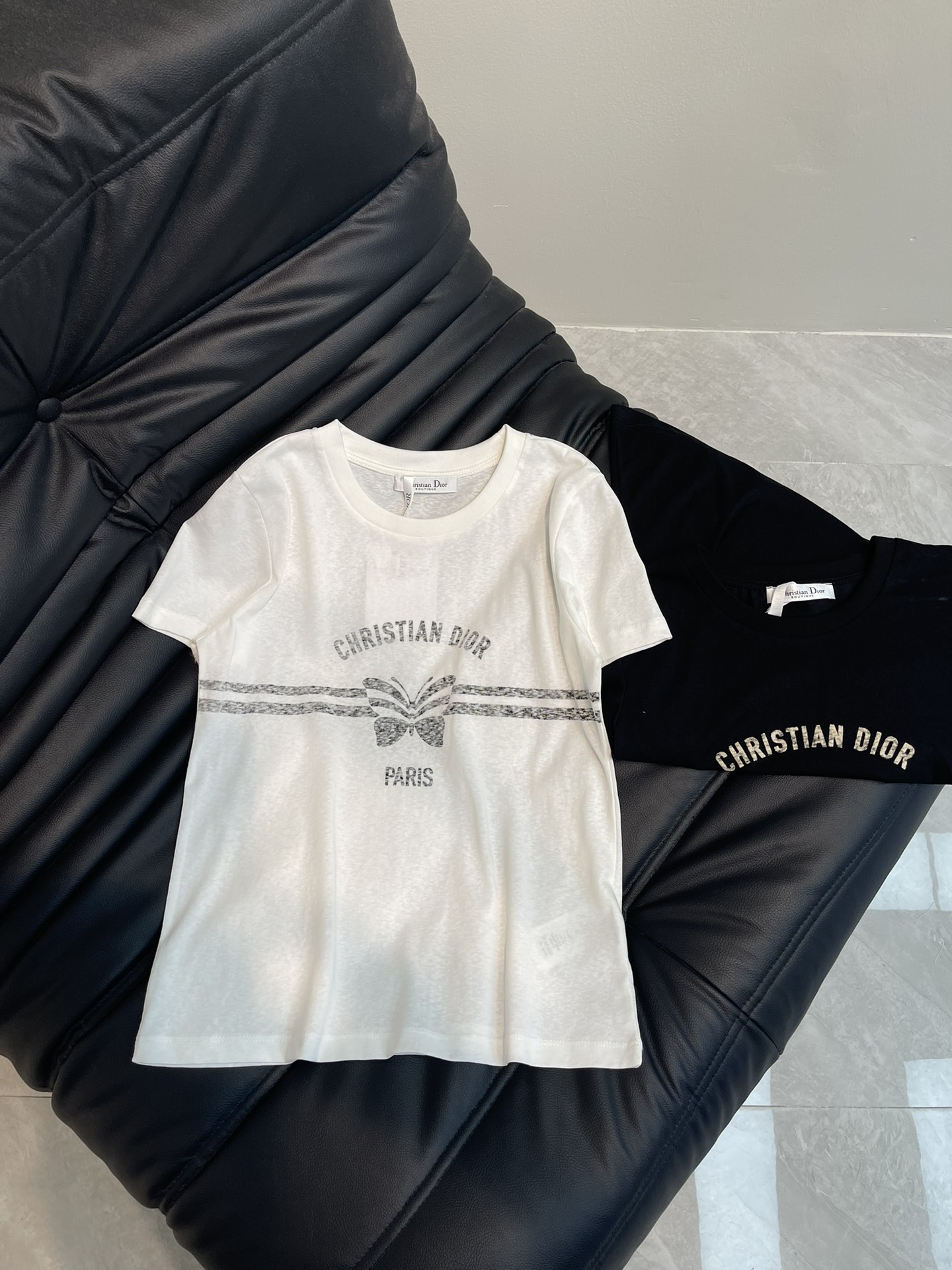 NO:313243,Dio*25 spring and summer new butterfly reverse penetration printed short-sleeved T-shirt, high-end imported pure cotton fabric, classic style versatile and not picky, and the upper body is very beautiful!  SML A,,dior,T-shirt,tees,t-shirt,alexander wang19860909Dio*25春夏新款蝴蝶反面渗透印花短袖T恤,高级进口纯棉面料,经典版型百搭不挑人,上身非常漂亮！SML A,,dior,T-shirt,tees，t-shirt,alexander wang,Women's clothing