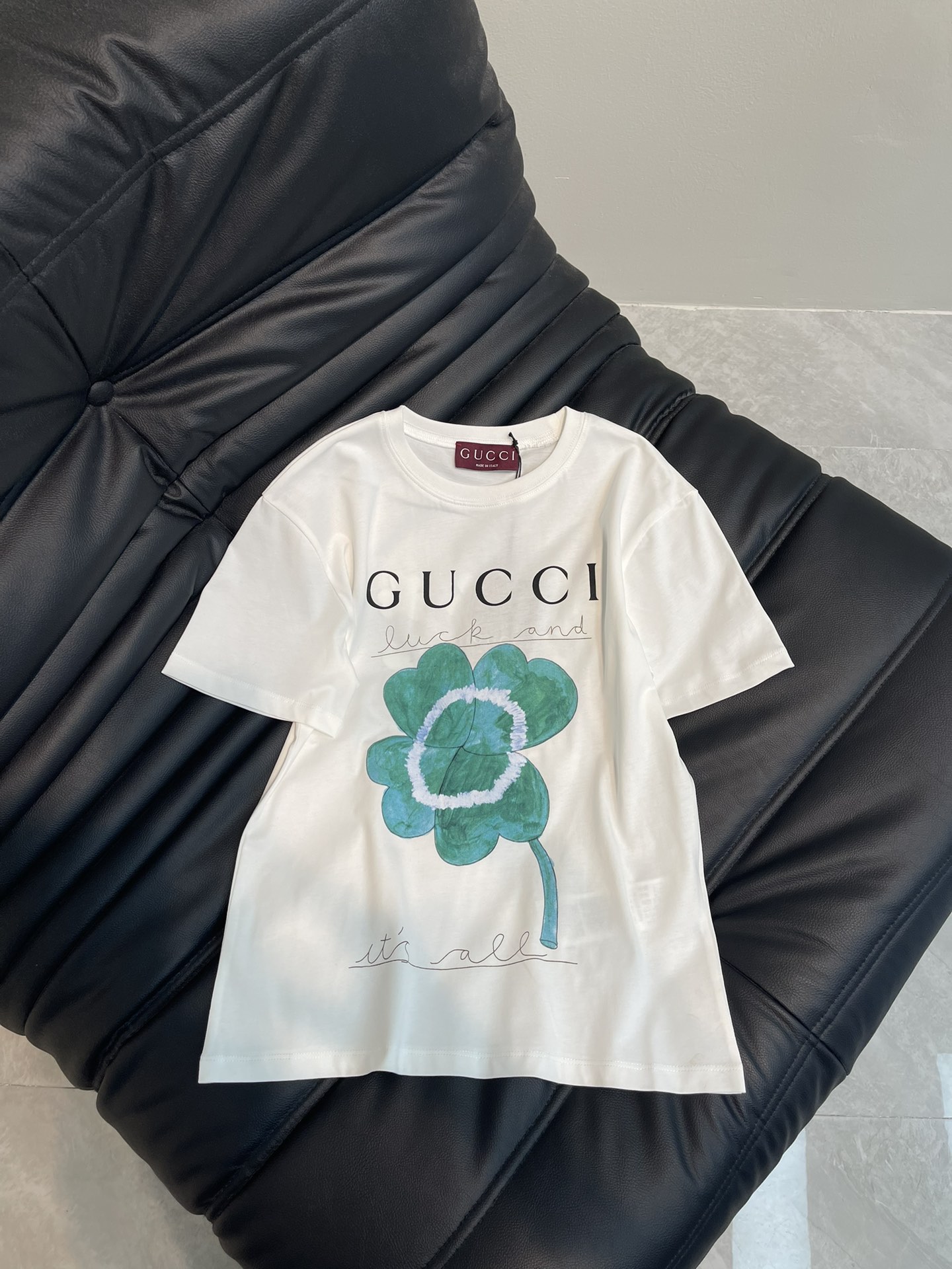 NO:312750,Gucc*25 spring and summer new round neck printed cartoon short-sleeved T-shirt custom YB native cotton material breathable and comfortable, full texture Slim T-shirt cut highlights the brand style Made of gram-weight pure cotton, slightly elastic, and gives a slim visual effect. Four-leaf clover and letter logos are printed on the front. Echoing with a variety of three-leaf clovers of different sizes on the back, highlighting the brand design level. Hand-painted style is a design highlight. Fresh and bright colors show high-end style. Single-wearing inner wear is brilliant and fashionable. SML,,gucci, T-shirt,tees, t-shirt,alexander wang19860909Gucc*25春夏新款圆领印花卡通短袖T恤 定制YB原生全棉材质 透气舒适 质感十足 修身T恤裁剪 凸显品牌格调 采用克重纯棉制成 略带有弹力 呈现显瘦视觉效果 正面印有四叶草和字母徽标 配合后背多款大小各异的三叶草呼应 凸显品牌设计层次 手绘风格作设计亮点 清新鲜艳的配色彰显高级格调 单穿内搭都出彩时髦 SML,,gucci,T-shirt,tees，t-shirt,alexander wang,Women's clothing