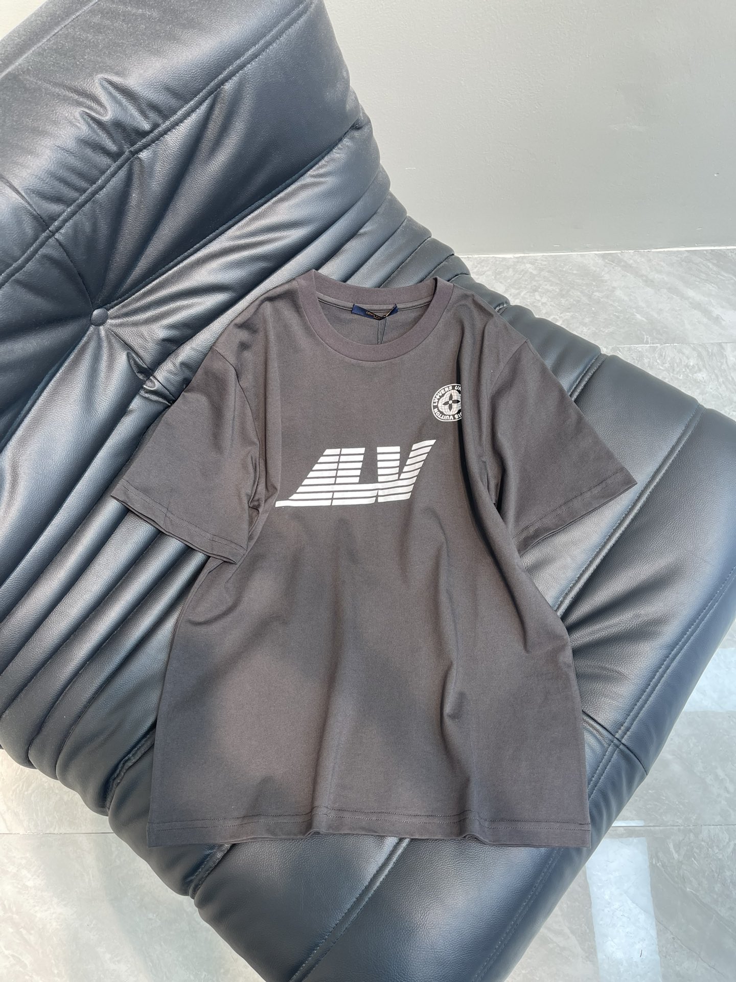 NO:312742,Louis Vuitto*25 spring and summer new round neck printed short-sleeved T-shirt custom YB native cotton material breathable and comfortable, full texture. Regular T-shirt cutting highlights the brand style. Made of gram-weight pure cotton, full of drape and slim visual effect. The chest is restored by printing technology. The key colors depict the letters, four-leaf clover badge pattern, echoing the back, making the fashionable and high-end feel immediately. Create a personal style. Fashionable and relaxed. The inner wear is brilliant and fashionable. SML A,,louis vuitton, T-shirt,tees, t-shirt,alexander wang19860909Louis Vuitto*25春夏新款圆领印花短袖T恤 定制YB原生全棉材质 透气舒适 质感十足 常规T恤裁剪 凸显品牌格调 采用克重纯棉制成 垂坠感十足 呈现显瘦视觉效果 胸前利用印花工艺还原色彩 重点色描绘字母四叶草徽章图案 与背后相呼应 让时尚高级感立刻显现 打造个性风格 时髦松弛 单穿内搭都出彩时髦 SML A,,louis vuitton,T-shirt,tees，t-shirt,alexander wang,Women's clothing