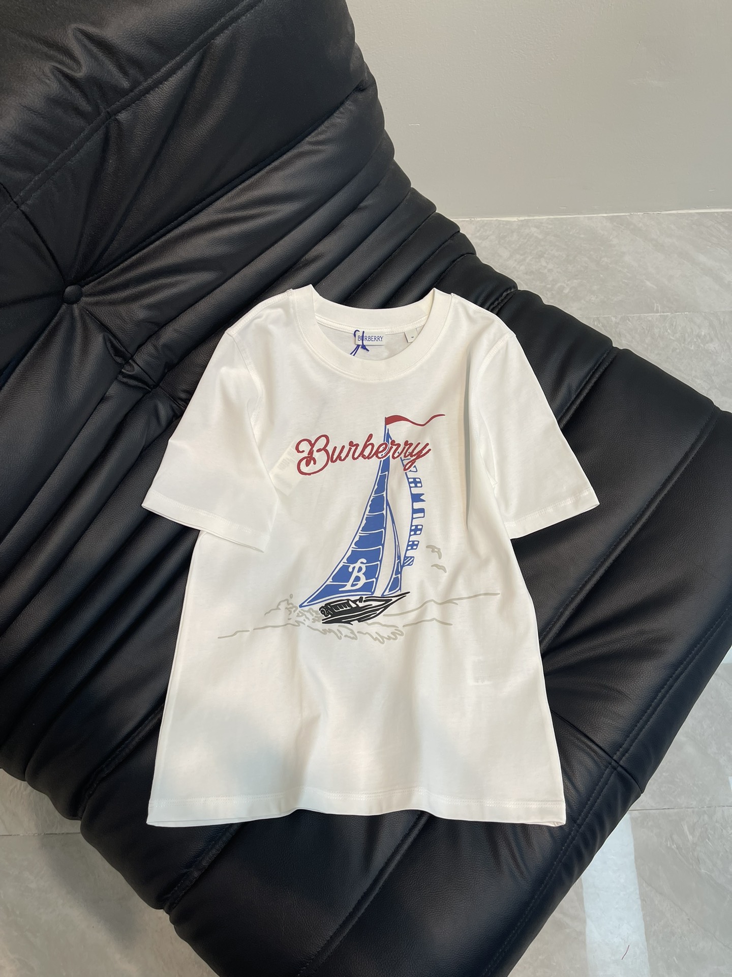 NO:312736,Burberr*25 spring and summer new three-dimensional bubble short-sleeved T-shirt custom YB native cotton material breathable and comfortable, full texture. Regular T-shirt cutting highlights the brand style. Made of gram-weight pure cotton, full of drape and slim visual effect. The chest is restored by bubble printing technology. The key colors depict the letters sailing boat riding the wind and waves. The dynamic picture makes the fashionable and high-end feel immediately. Create a personal style. Fashionable and relaxed. The inner wear is brilliant and fashionable. SML, burberry, T-shirt, tees, t-shirt, alexander wang19860909Burberr*25春夏新款立体气泡短袖T恤 定制YB原生全棉材质 透气舒适 质感十足 常规T恤裁剪 凸显品牌格调 采用克重纯棉制成 垂坠感十足 呈现显瘦视觉效果 胸前利用气泡印花工艺还原色彩 重点色描绘字母帆船乘风破浪图案 充满动感的画面 让时尚高级感立刻显现 打造个性风格 时髦松弛 单穿内搭都出彩时髦 SML,,burberry,T-shirt,tees，t-shirt,alexander wang,Women's clothing