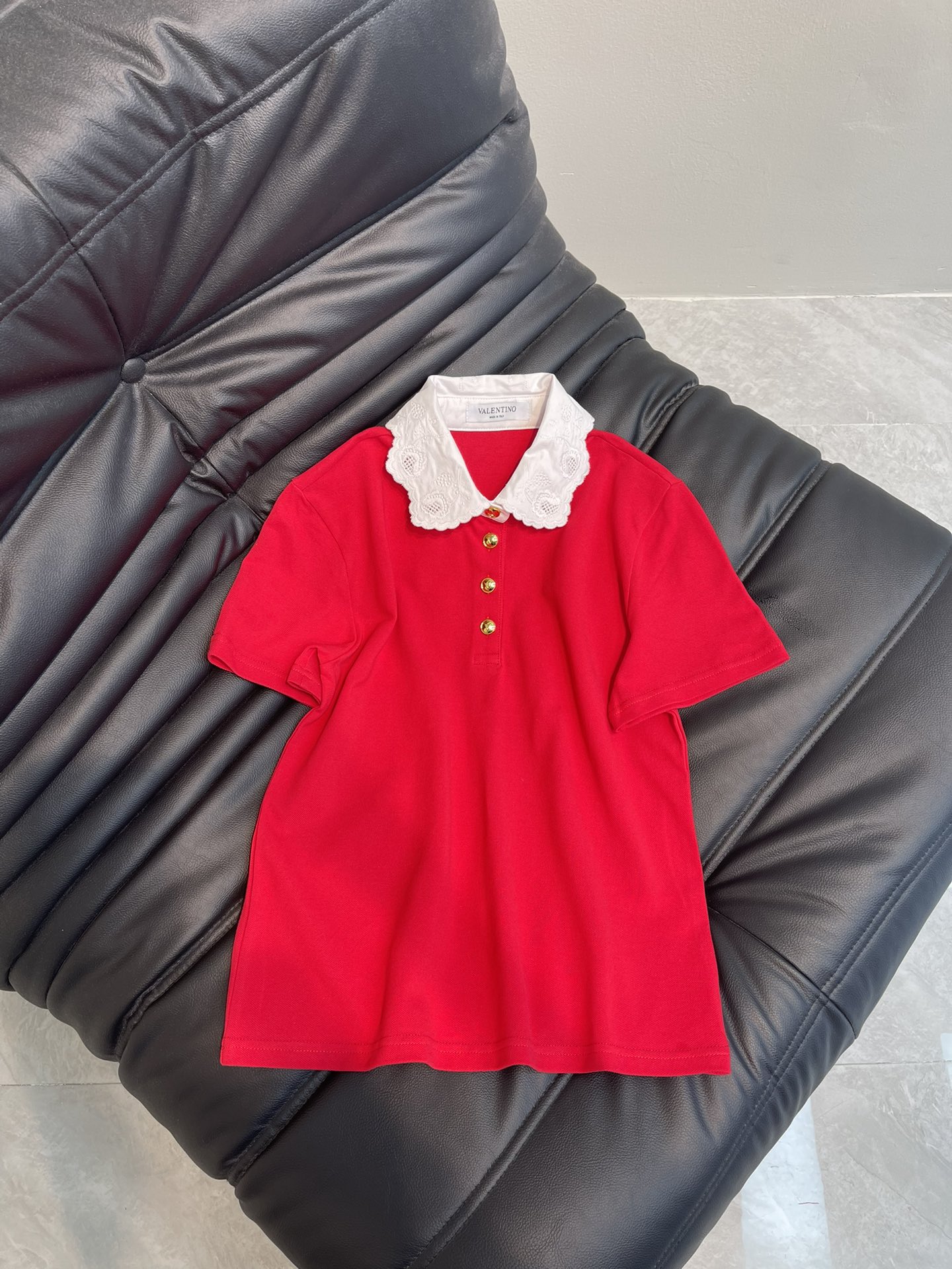 NO:313259,Valentin*25 spring and summer new lace lapel short-sleeved top Customized YB native vermill cotton material with mesh texture Perfect restoration YB breathable and comfortable Lace collar top cut The neckline is decorated with lace details to make the overall style look more obedient and sweet The front closure is half-opened and embellished with gold buttons to increase fashion sense The brand tone is suddenly revealed, versatile and two colors are not picky about age skin tones, matched with skirts and pants, suitable for age-reducing fashionable retro styles, SML, valentino, skirts, T-shirt, alexander wang19860909Valentin*25春夏新款花边翻领短袖上衣 定制YB原生朱地全棉材质 自带网孔肌理 完美还原YB 透气舒适 花边领上衣裁剪 领口饰以蕾丝花边细节 让整体格调更显乖巧甜美 前襟作半开襟处理 以印刻金扣点缀 增加时尚感 品牌调性骤显 百搭两色不挑年龄肤色 搭配裙装裤装 适配减龄时髦复古风格均可驾驭 SML,,valentino,skirts,T-shirt,alexander wang,Women's clothing