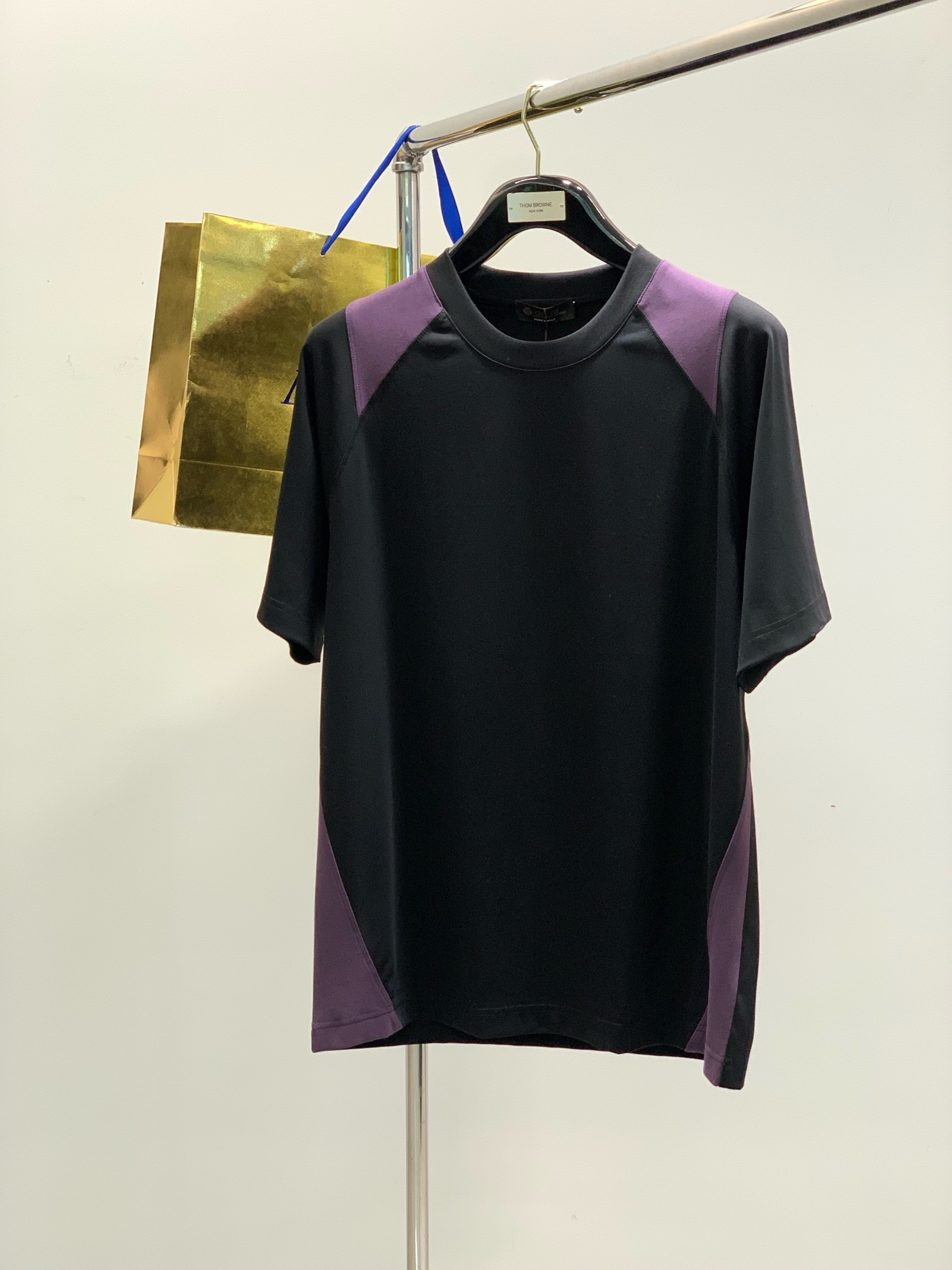 NO:127323,,LP color-blocking short sleeves Material mercerized cotton Suitable for seasons and four seasons Collar round neck Sleeve long and short sleeve Sleeve regular length Regular style Others Thickness Regular Size M-3XL Size chart M-3XL Long 68 bust 102 shoulder width 45 L Long 70 bust 106 shoulder width 47 XL Long 72 bust 110 shoulder width 49 2XL Long 74 bust 114 shoulder width 51 3XL Long 75 bust 118 shoulder width 52, loro piano, T-shirt, alexander wang19860909,LP 拼色短袖 材质 丝光棉 适用季节四季 领型圆领 袖长短袖 袖型常规 衣长常规 版型常规 款式其他 厚度常规 尺码 M-3XL 尺码表M衣长68胸围102肩宽45 L衣长70胸围106肩宽47  XL衣长72胸围110肩宽49  2XL衣长74胸围114肩宽51 3XL衣长75胸围118肩宽52,,loro piana,T-shirt,alexander wang,Men's clothing