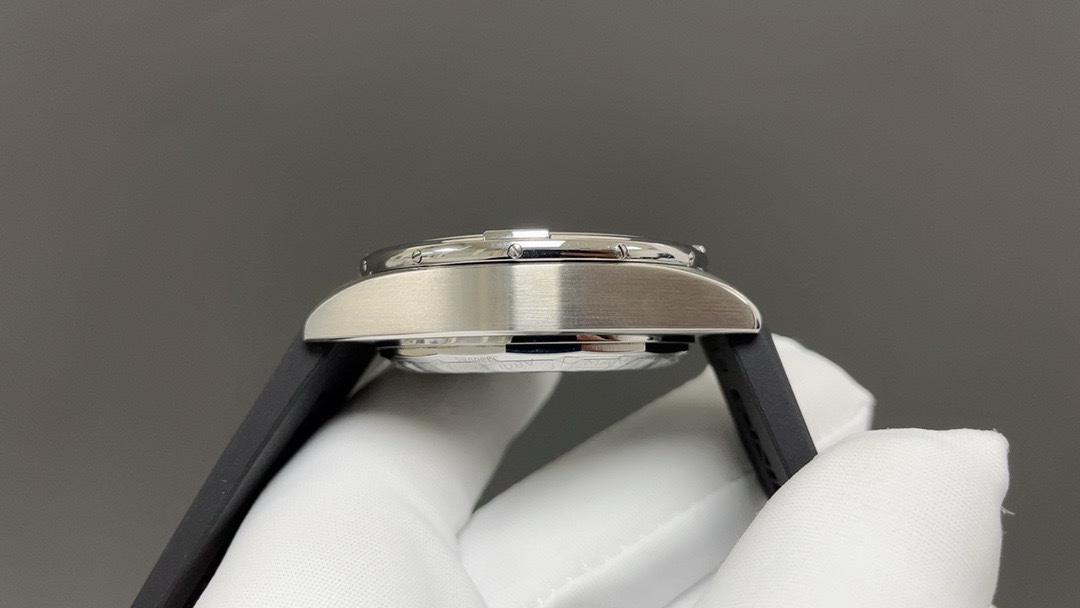 Breitling 今日推荐 子弹头 白壳蓝面 44mm B01计时机