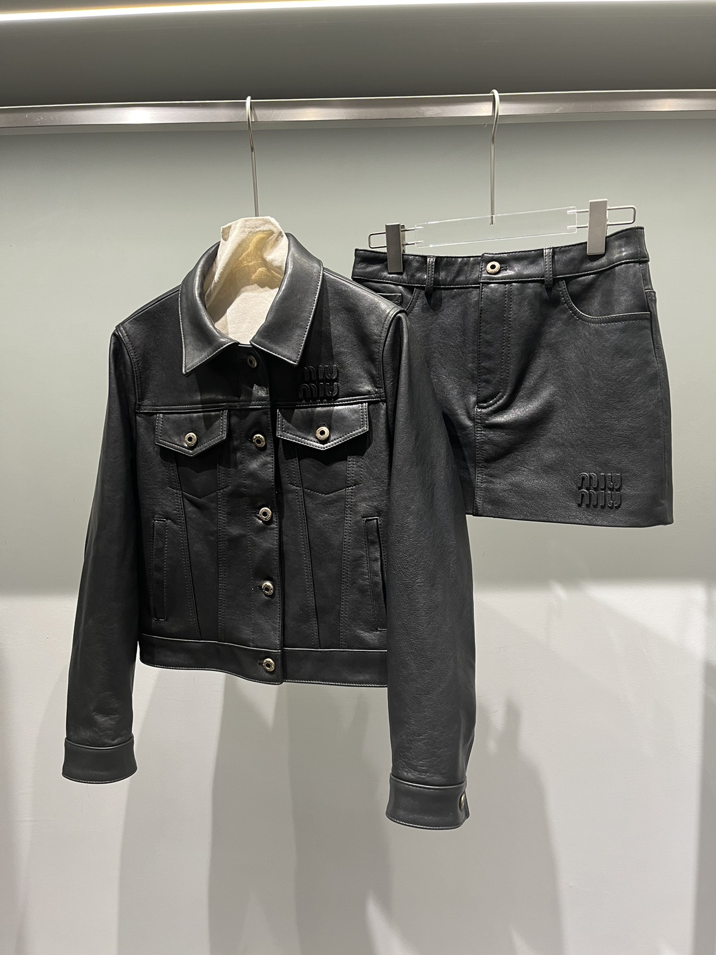 NO:777640,miu vegetable tanned sheepskin suit, original hardware, logo with thickened oil edges, more three-dimensional and closer to the counter effect, great texture, jacket and skirt 400, Miu Miu-clothing, miumiu, skirts, jackets & coats, sheepskin,19860909miu植鞣羊皮套装,原版五金,logo做了加厚油边工艺,更加立体贴近专柜效果,质感超棒外套 裙400,缪缪-服装,miumiu,skirts,jackets & coats,sheepskin,,Women's clothing