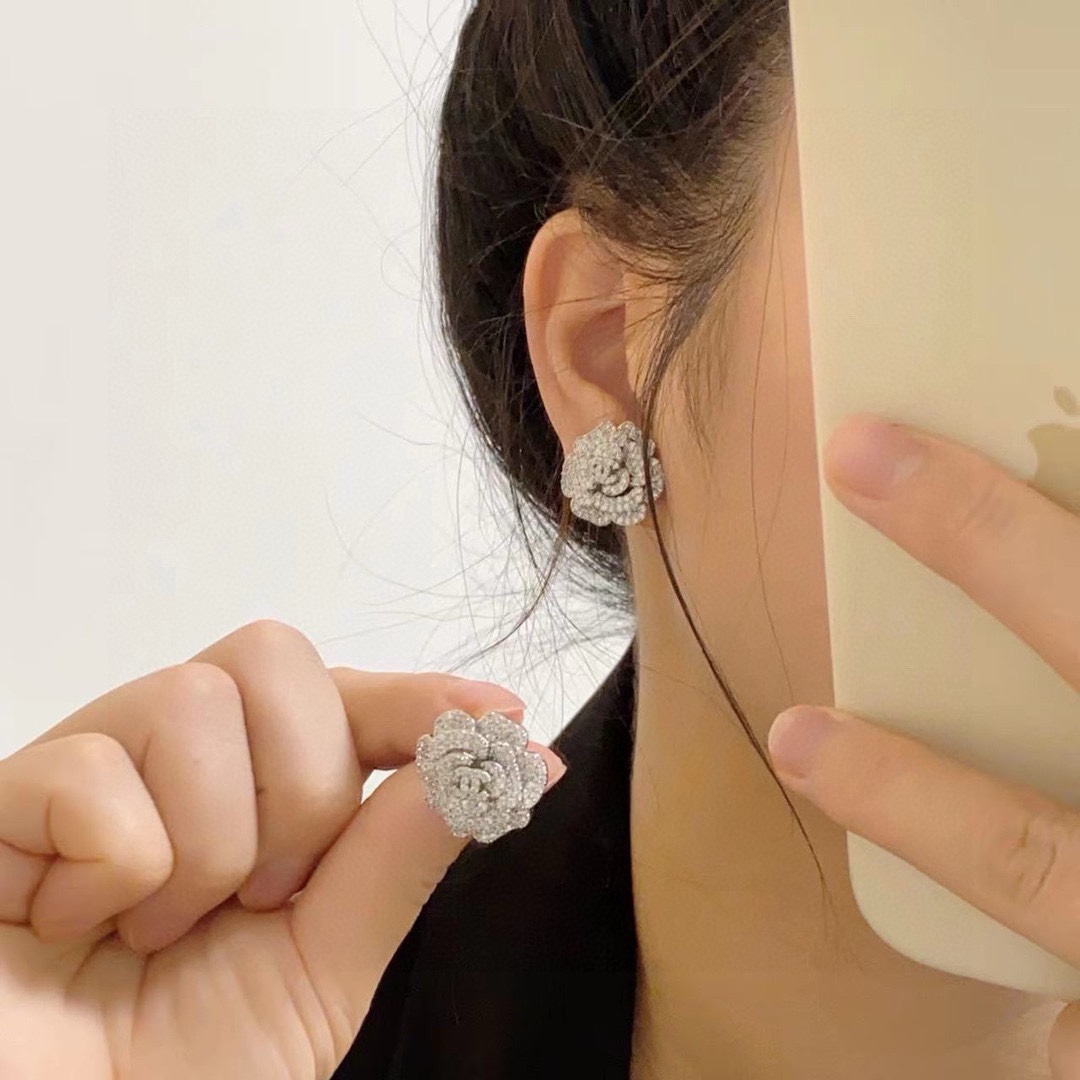 NO:111844,Xiaoxiang new style Chanel silver full-diamond camellia inlaid with diamond earrings. The original version is the same as the original item!  High-end customization Every detail is comparable to the authentic counters. The only one in the industry in the world who buys genuine counters from all over the world can be worn all year round, jewelry quality, chanel, chanel19860909小香新款 Chanel香奈儿银色满钻山茶花镶钻耳钉 原版一摸一样的原单货！高端定制 每一个细节媲美专柜正品,业内仅此一家全世界专柜自购正品打版一年四季均可佩戴,饰品精品,chanel,chanel,Jewelry