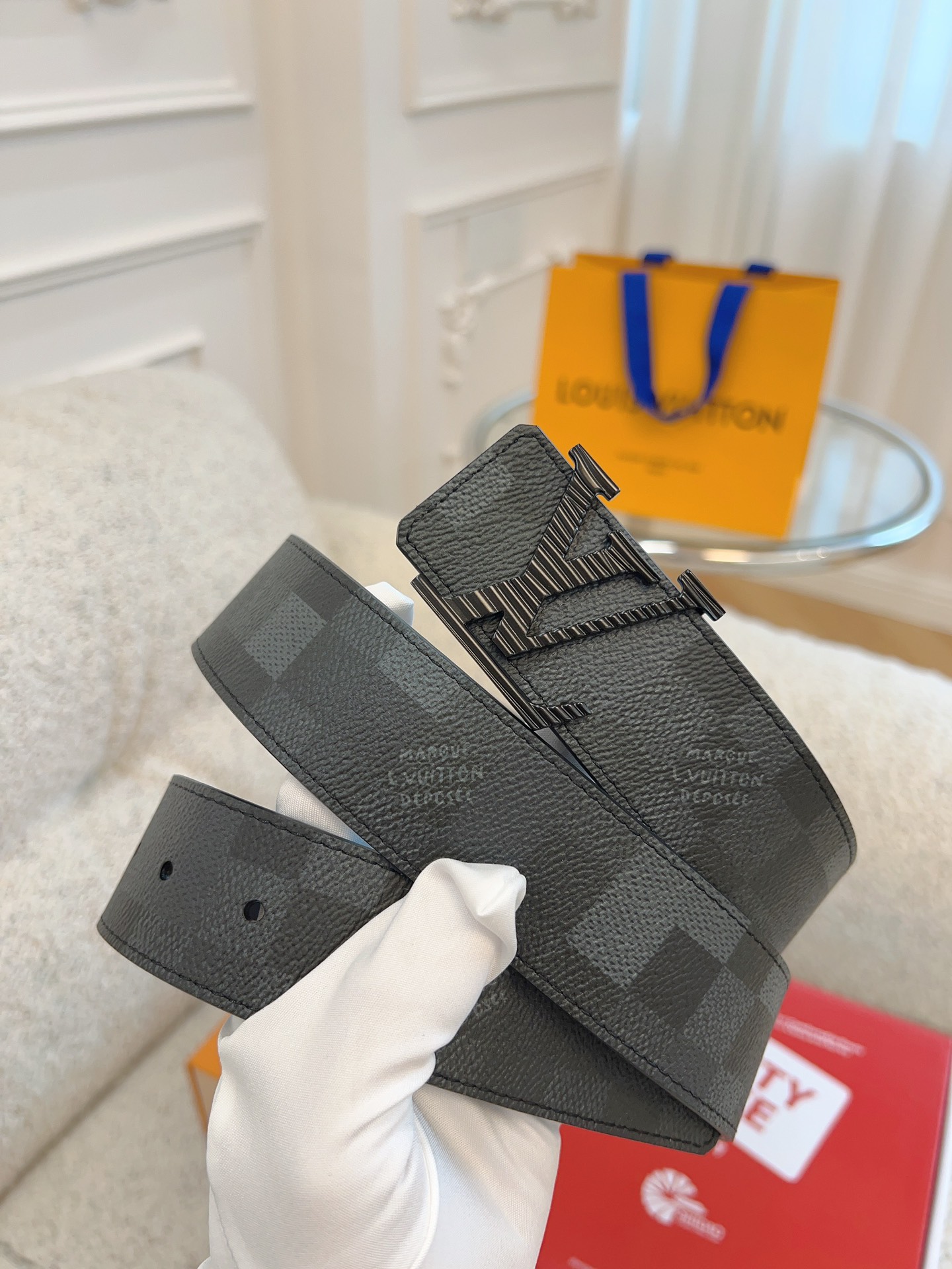 ✨LouisVuitton✨免税店渠道LV男士腰带精钢五金扣头大气上档次正品monogram帆布面料柔软舒适宽带身设计霸气十足沉稳干练尺寸：宽4.0cm