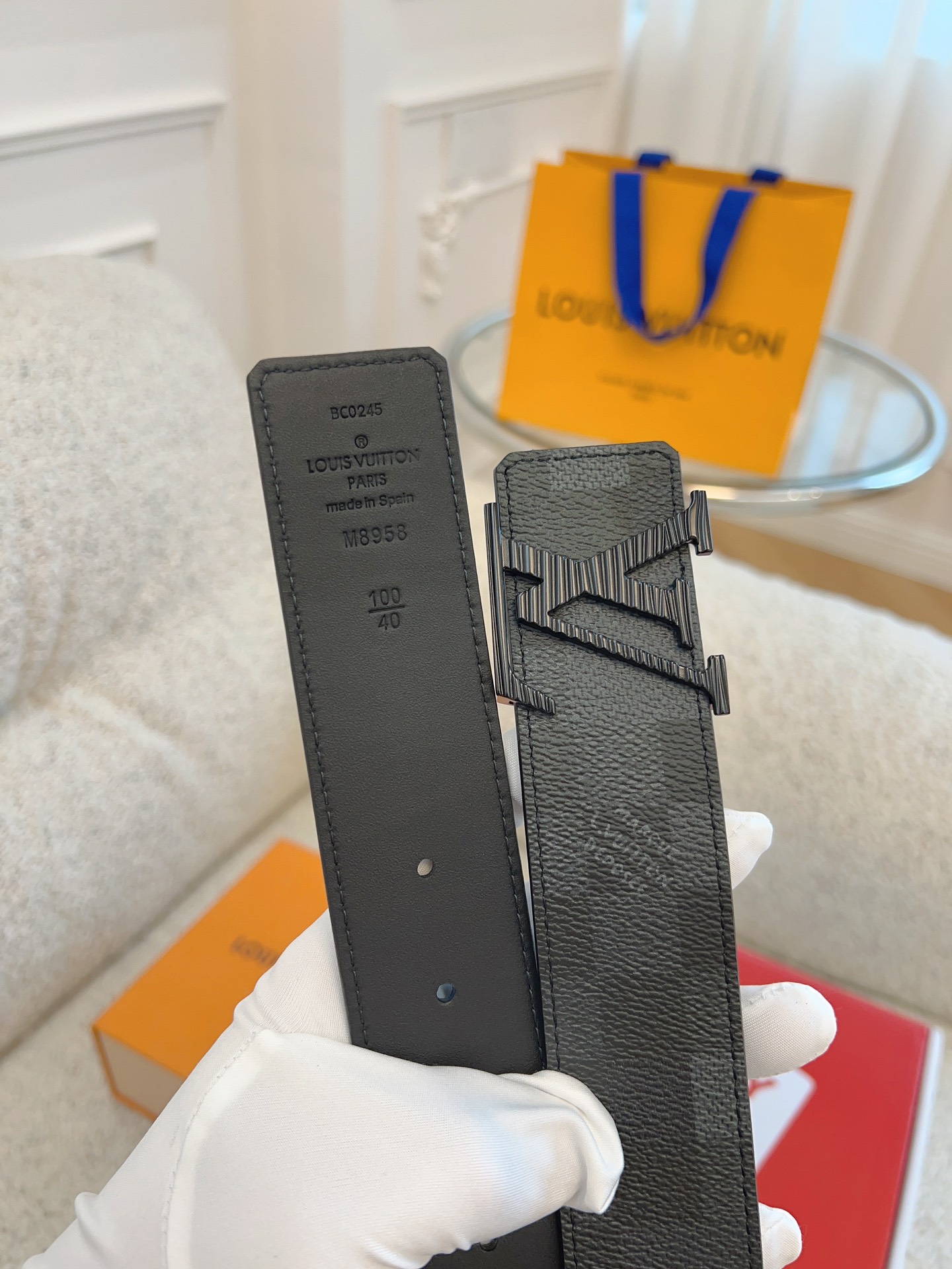 ✨LouisVuitton✨免税店渠道LV男士腰带精钢五金扣头大气上档次正品monogram帆布面料柔软舒适宽带身设计霸气十足沉稳干练尺寸：宽4.0cm