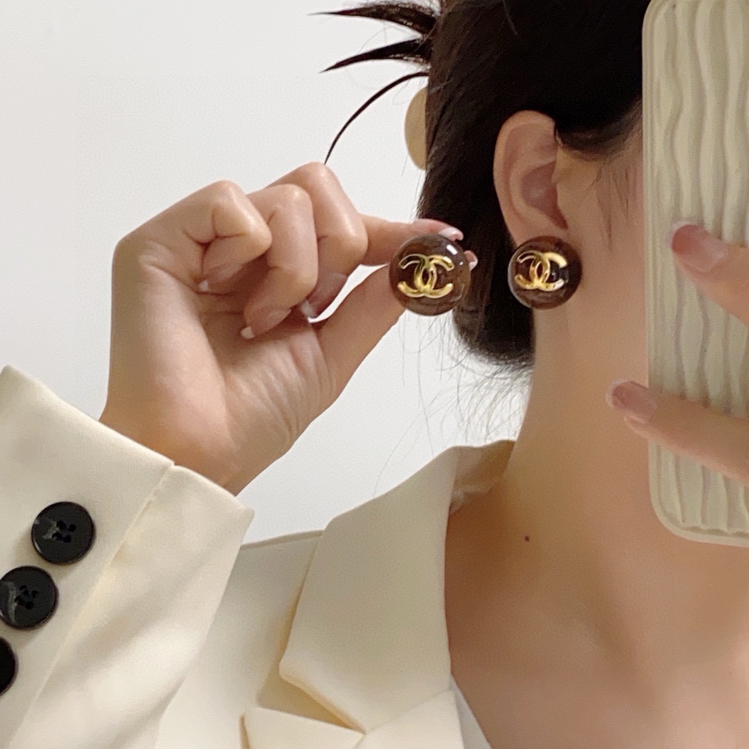 NO:111849,Xiaoxiangfeng Chanel Colorful brown earrings Xiaohongshu fashion experts all have grass to show their face shape Original material Very simple Daily matching is very good, good looking, jewelry quality, chanel19860909小香风Chanel 彩色棕色耳钉小红书时尚达人都有种草哦 显脸型 原版材质 很简约 日常配搭很不错滴 耐看ing,饰品精品,chanel,Jewelry
