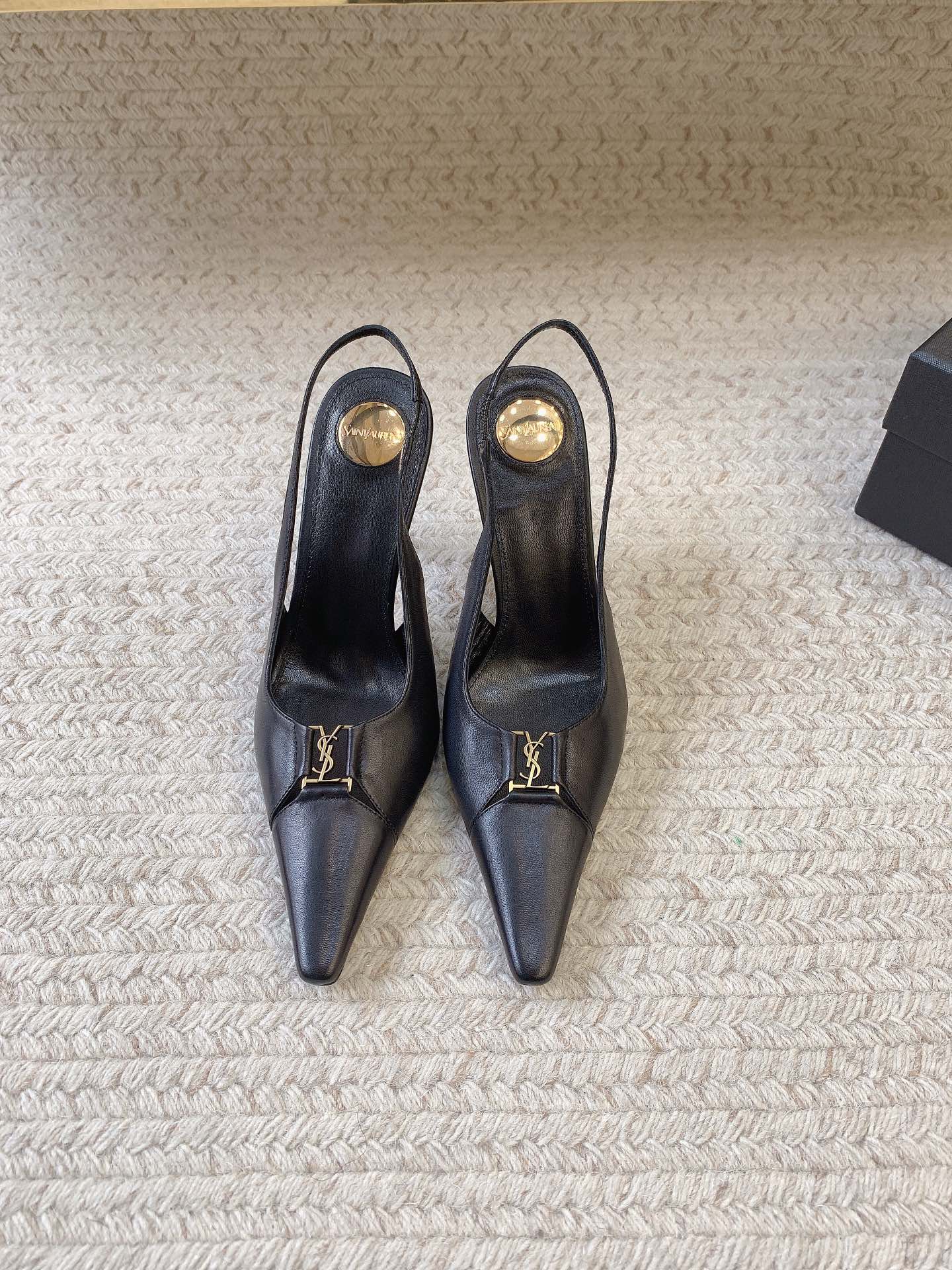 NO:928103,SAIN* LAUREN* spring and summer new style high-heeled sandals with LE decoration, original last, top quality material, imported cowhide for upper, imported sheepskin lining for feet, genuine leather outsole, size 35-39 (34, 40, 41 customized, non-returnable, non-exchangeable), sandals, saint laurent, sandals, cowhide, sheepskin, Leather soles19860909SAIN* LAUREN*春夏新款LE饰高跟凉鞋 原版套楦 顶级品质 材质 鞋面进口牛皮 垫脚进口羊皮里 大底真皮大底 码数35-39（34、40、41定做不退不换）,凉鞋,saint laurent,sandals,cowhide,sheepskin,Leather soles,Women's Shoes