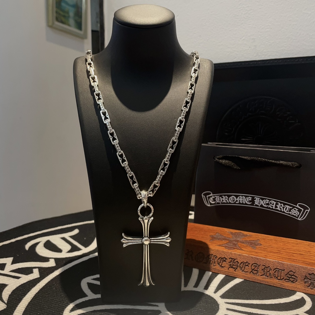 NO:105746,Batch New [Counter Quality] Chrome Hearts Cross Necklace, Large Cross Pendant, Different Concave and Convex and Convex Scout Flowers are Croxin's ambitions, so they last forever. Genuine version of Chrome Hearts Croxin, different from the market, benchmark the quality of the version, look at the details of the letter printing, retro old gray oxygen level. Seiko version!  !  !  Pure handmade ~ Authentic model opening must-have fashion and fashion, both men and women can wear it, same style for couples, original official website, rock punk style silver style, retro elements, trendy and versatile!  , jewelry boutique, chrome hearts, chrome hearts, necklace19860909批 新款【专柜品质】Chrome Hearts克罗心十字架项链 ,大号十字架吊坠,凹凸造型不同的花纹设计风格 呈现出与众不同 十字架 童军花是克罗心的志 所以更经久不衰 正品打版Chrome Hearts克罗心 区别市场普通轻版 对版对标品质 看字印细节 复古做旧灰氧程度.精工版本！！！ 纯手工打造 ～正品开模潮流时尚必备 男女均可佩戴 情侣同款 官网原版 摇滚朋克泰银风格 复古元素 潮流百搭！,饰品精品,chrome hearts,chrome hearts,necklace,Jewelry