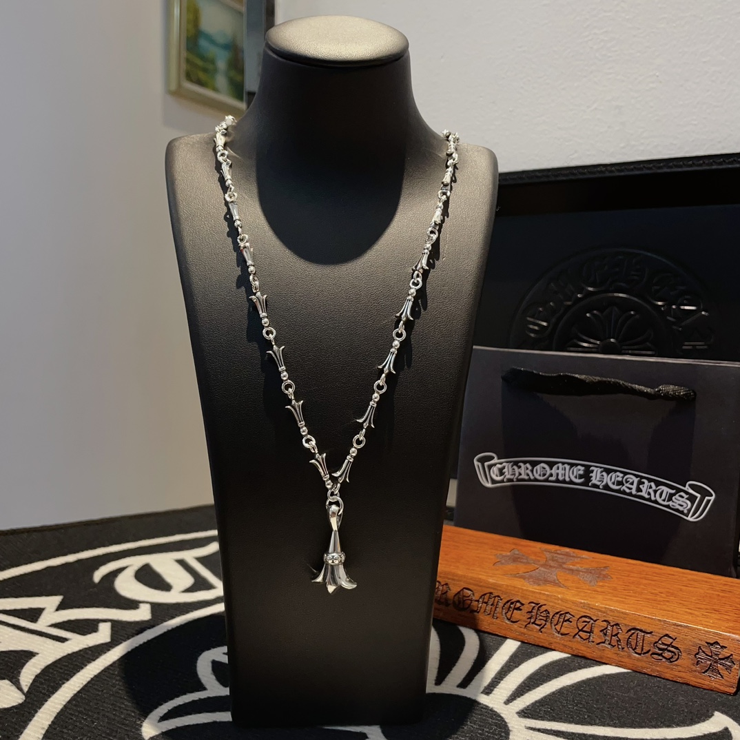NO:105751,Batch New model [Counter Quality] Chrome Hearts Croxin Iris Necklace, different pattern design styles with concave and convex shapes, presenting uniqueness. Cross Scout flowers are Croxin's ambitions, so they last longer. Genuine version of Chrome Hearts Croxin, differentiating the market ordinary light version, matching the quality, looking at the details of the letter printing, retro, old gray oxygen level. Seiko version!  !  !  Pure handmade ~ Authentic model opening must-have fashion and fashion, both men and women can wear it, same style for couples, original official website, rock punk style silver style, retro elements, trendy and versatile!  , jewelry boutique, chrome hearts, chrome hearts, necklace19860909批 新款【专柜品质】Chrome Hearts克罗心鸢尾花项链,凹凸造型不同的花纹设计风格 呈现出与众不同 十字架 童军花是克罗心的志 所以更经久不衰 正品打版Chrome Hearts克罗心 区别市场普通轻版 对版对标品质 看字印细节 复古做旧灰氧程度.精工版本！！！ 纯手工打造 ～正品开模潮流时尚必备 男女均可佩戴 情侣同款 官网原版 摇滚朋克泰银风格 复古元素 潮流百搭！,饰品精品,chrome hearts,chrome hearts,necklace,Jewelry