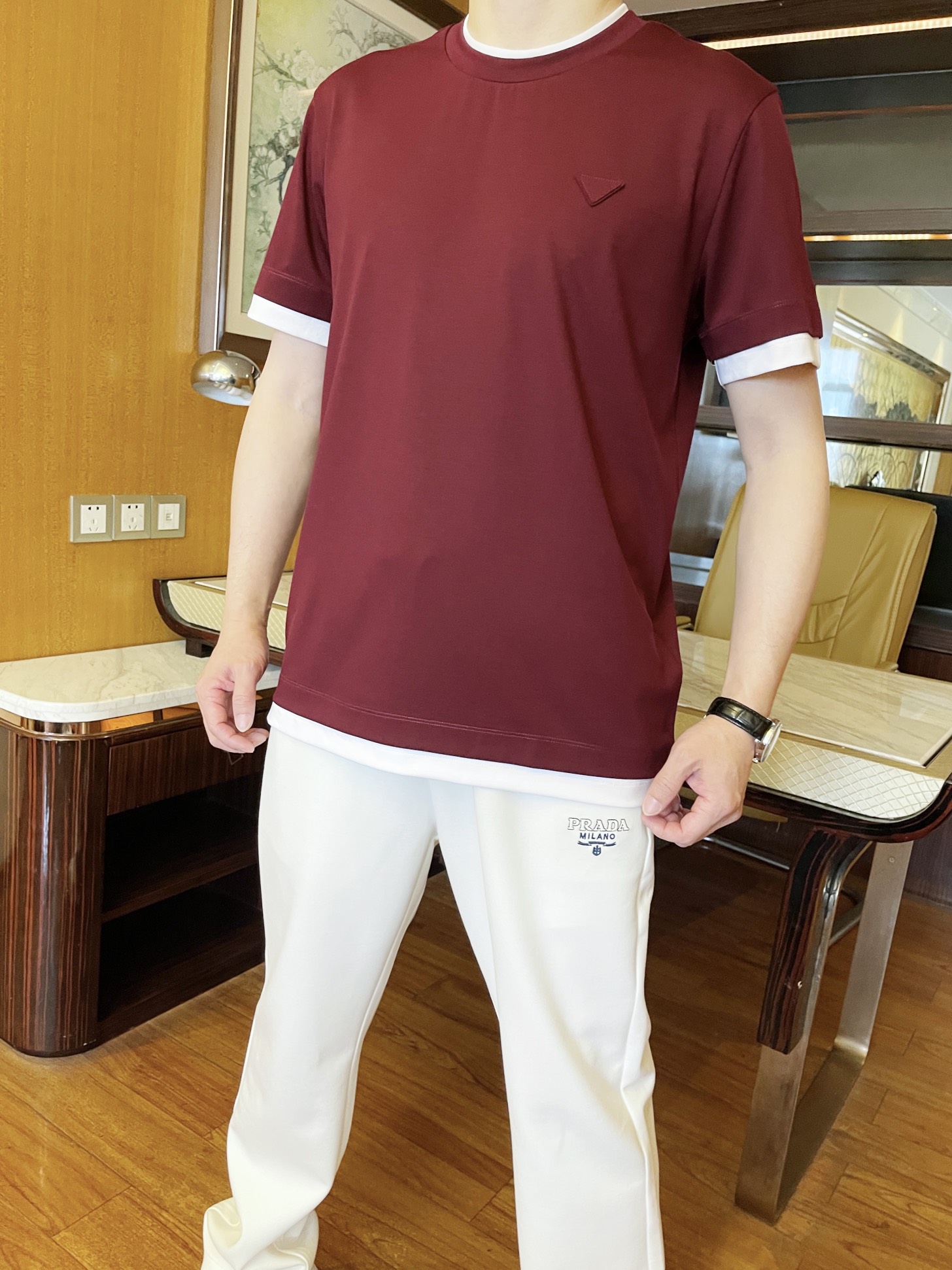 NO:124537,Prada-2025 counter latest hot T-shirt shipment, hot-selling items in European and American counters!  Selected Italian cotton fabrics with the latest designs, the unique brand logo on the chest highlights the fashion, and the upper body effect can be seen. Number of codes 48-56 (model 173/130 wears 48 with Hong Kong Lane Crawford gift box packaging), prada,tees, t-shirt, alexander wang19860909普拉达-2025专柜最新爆款t恤出货 欧美专柜热销单品！精选意大利精棉面料搭配最新的设计,胸前的独特品牌logo彰显时尚 上身效果看得见.码数48-56（模特173/130穿48配香港连卡佛礼盒包装）,,prada,tees，t-shirt,alexander wang,Men's clothing