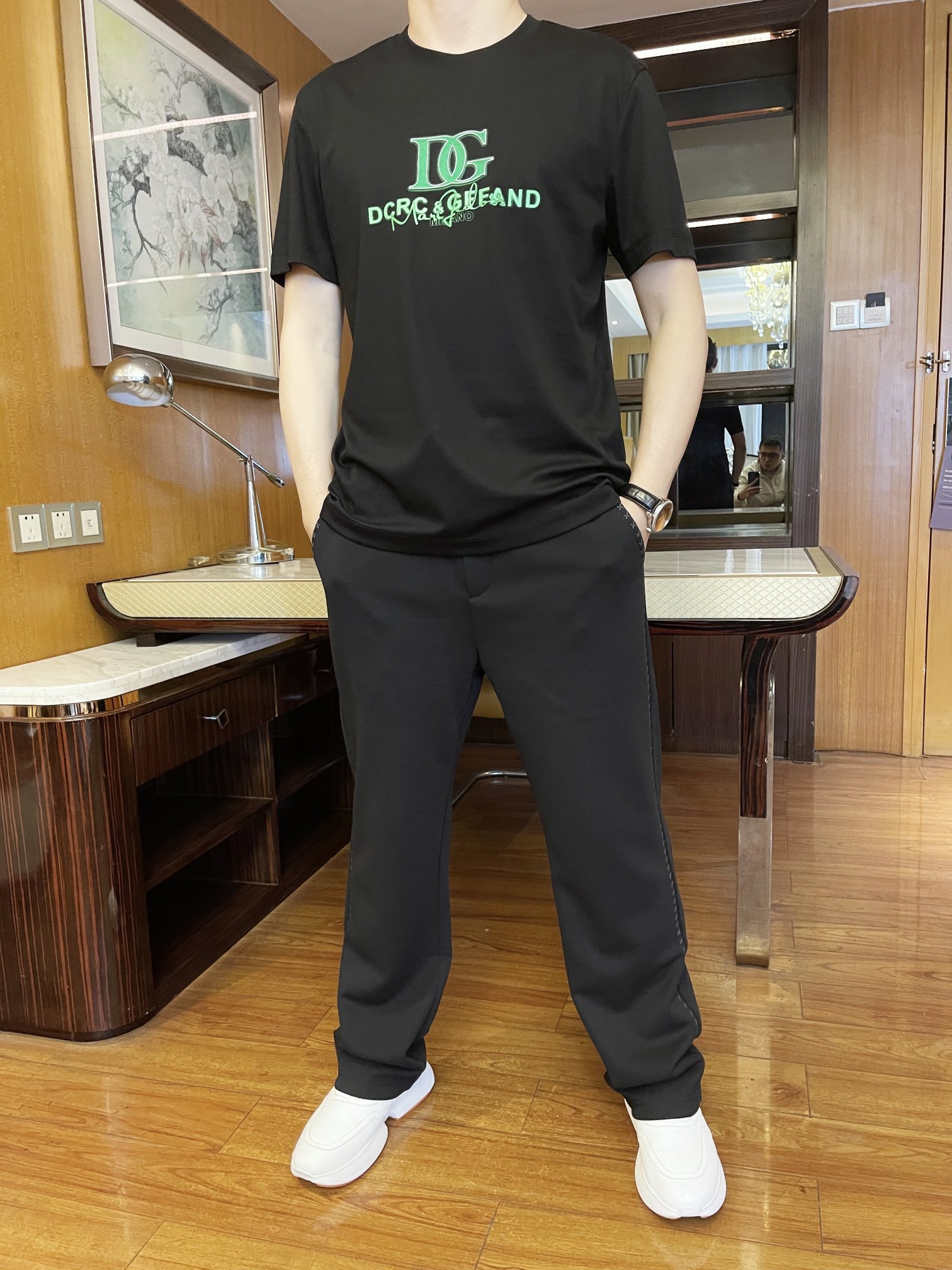 NO:124540,Dolce & Gabbana - 2025 latest round neck T-shirt shipment, hot-selling items in European and American counters!  Selected imported Italian silk cotton, matched with the latest design, the brand logo on the chest highlights fashion. You are definitely worth collecting. Number of codes 48-56 (model 173/130 wears 48, with Hong Kong Lane Crawford gift box packaging), Dolce & Gabbana, tees, t-shirt, alexander wang19860909杜嘉班纳-2025最新圆领T恤出货 欧美专柜热销单品！精选意大利进口天丝棉,搭配最新的设计,胸前的品牌标志彰显时尚 您绝对值得珍藏.码数48-56（模特173/130穿48,配香港连卡佛礼盒包装）,,Dolce&Gabbana,tees，t-shirt,alexander wang,Men's clothing