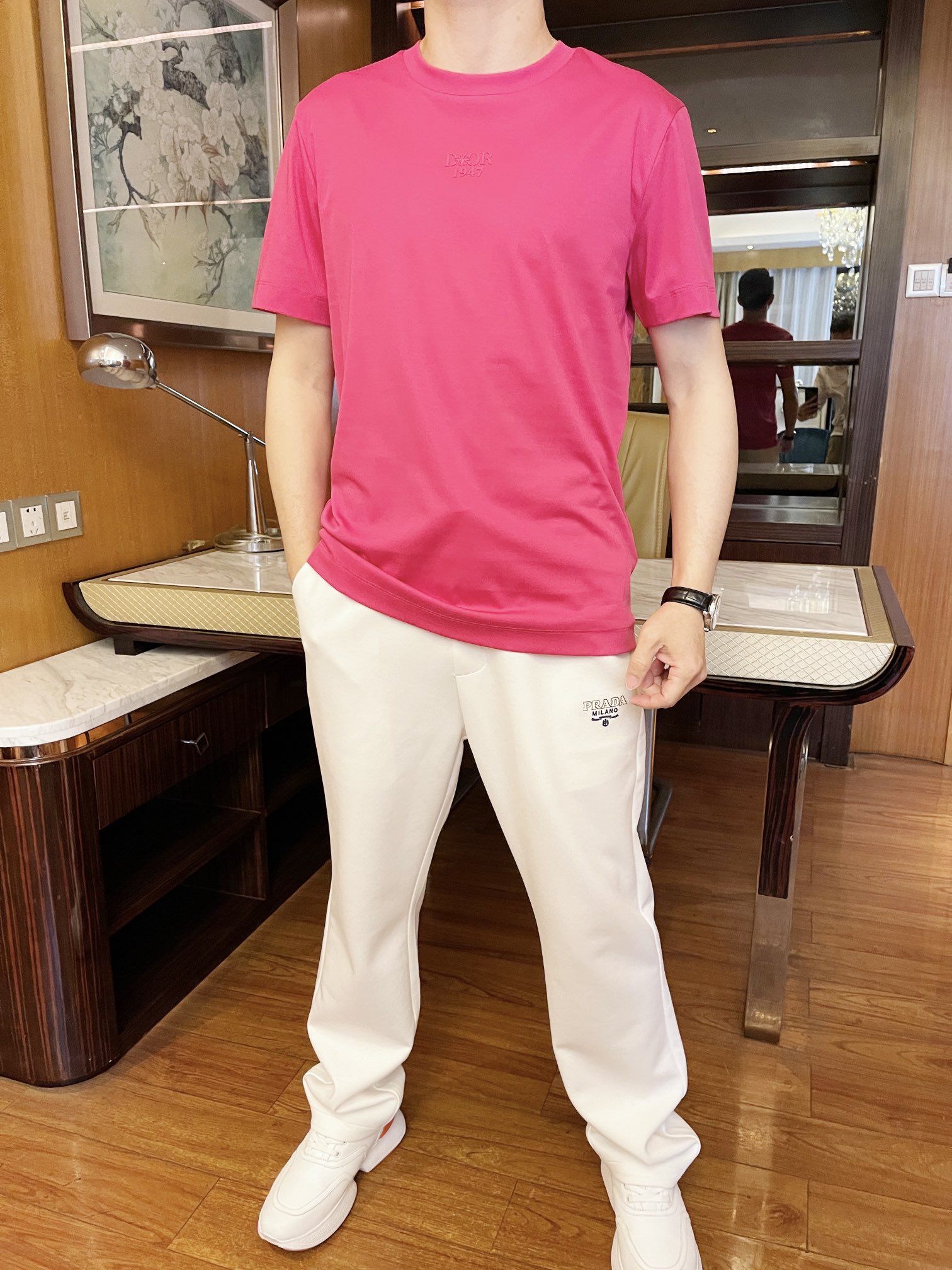 NO:124543,Dior-2025 counter latest hot T-shirt shipment, hot-selling items in European and American counters!  Selected Italian imported mercerized cotton fabrics with fashionable designs, exquisite brand logo on the chest to show the charm You are definitely worthy of having. Number 48-56 (model 173/130 wears 48, with Hong Kong Lane Crawford gift box packaging), dior,tees, t-shirt,alexander wang19860909迪奥-2025专柜最新爆款T恤出货 欧美专柜热销单品！精选意大利进口丝光精棉面料搭配时尚的设计,胸前精致的品牌标志彰显韵味 您绝对值得拥有.码数48-56（模特173/130穿48,配香港连卡佛礼盒包装）,,dior,tees，t-shirt,alexander wang,Men's clothing