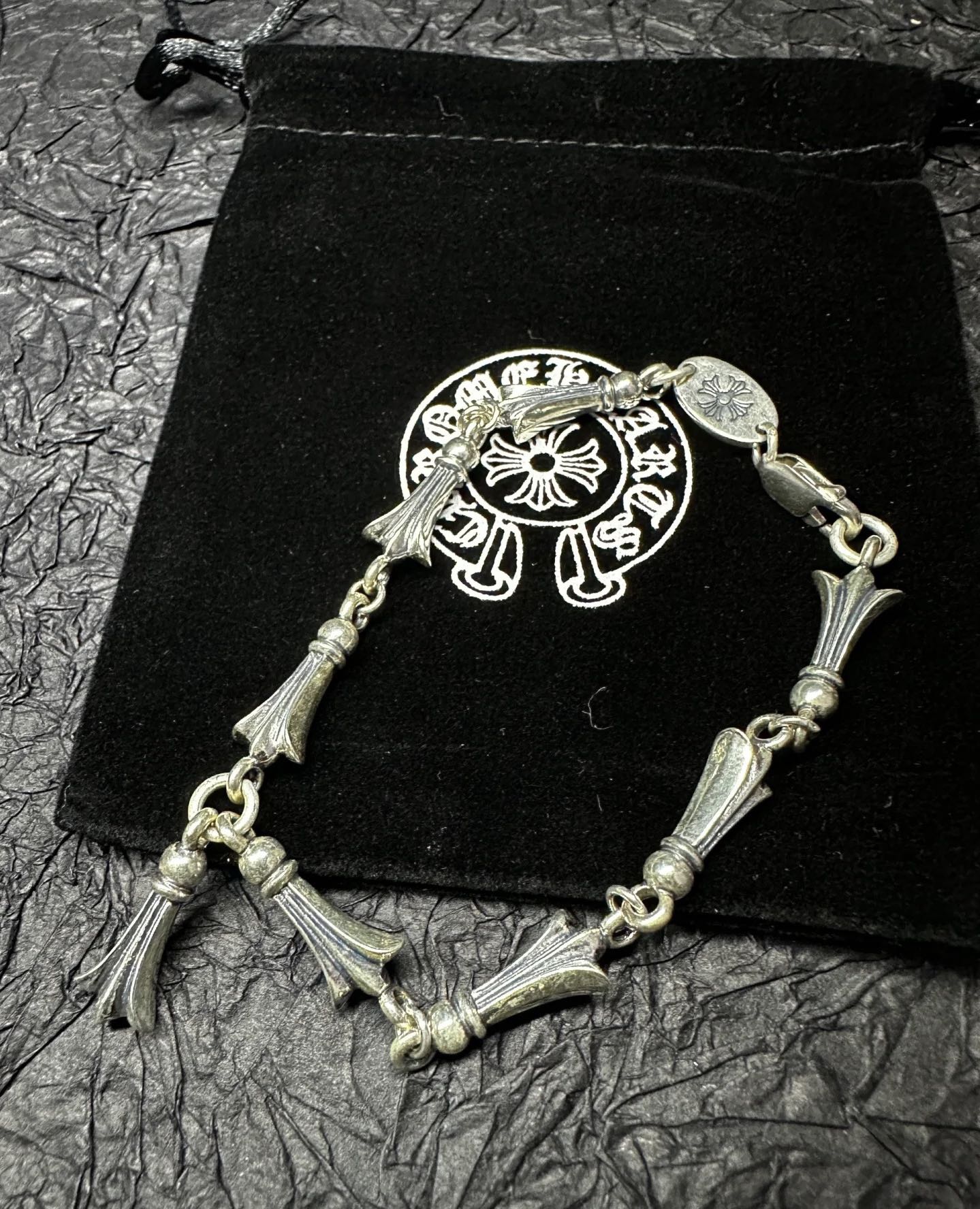 NO:105753,[Counter Quality] Chrome Hearts Croxin classic retro iris bracelet, different pattern design styles with different concave and convex shapes present a unique style. Cross Scout flowers are Croxin's ambitions, so they last longer. Genuine version of Chrome Hearts Croxin, differentiate the market ordinary light version, benchmark the quality of the version, look at the details of the letter printing, the degree of retro old gray oxygen. Seiko version!  !  !  Pure handmade ~ Authentic model opening must-have fashion and fashion, both men and women can wear it, same style for couples, original official website, rock punk style silver style, retro elements, trendy and versatile!  , jewelry boutique, chrome hearts, chrome hearts, bracelet19860909批【专柜品质】Chrome Hearts克罗心经典复古鸢尾花手链 ,凹凸造型不同的花纹设计风格 呈现出与众不同 十字架 童军花是克罗心的志 所以更经久不衰 正品打版Chrome Hearts克罗心 区别市场普通轻版 对版对标品质 看字印细节 复古做旧灰氧程度.精工版本！！！ 纯手工打造 ～正品开模潮流时尚必备 男女均可佩戴 情侣同款 官网原版 摇滚朋克泰银风格 复古元素 潮流百搭！,饰品精品,chrome hearts,chrome hearts,bracelet,Jewelry
