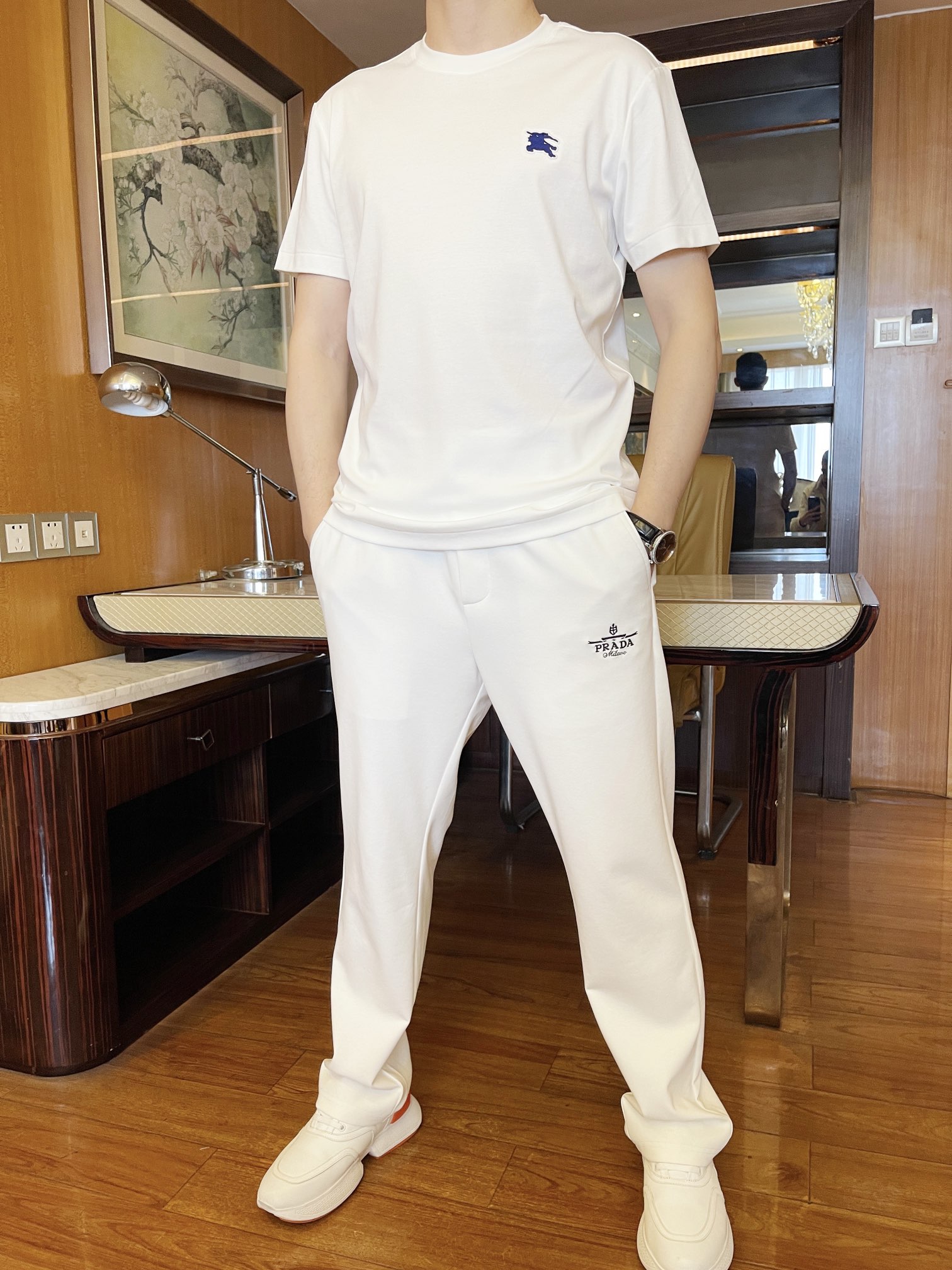 NO:124546,Burberry-2025 latest round neck T-shirt shipment, hot-selling items in European and American counters!  Selected Italian imported Tianshi cotton, paired with the latest design, the Pegasus logo on the chest highlights fashion, the base and outerwear look very good. The number is 48-56 (model 173/130 wears 48, with Hong Kong Lane Crawford gift box packaging), tees, t-shirt, alexander wang19860909博柏利-2025最新圆领T恤出货 欧美专柜热销单品！精选意大利进口天丝棉,搭配最新的设计,胸前的飞马标志彰显时尚 打底和外穿都相当好看.码数48-56（模特173/130穿48,配香港连卡佛礼盒包装）,,tees，t-shirt,alexander wang,Men's clothing