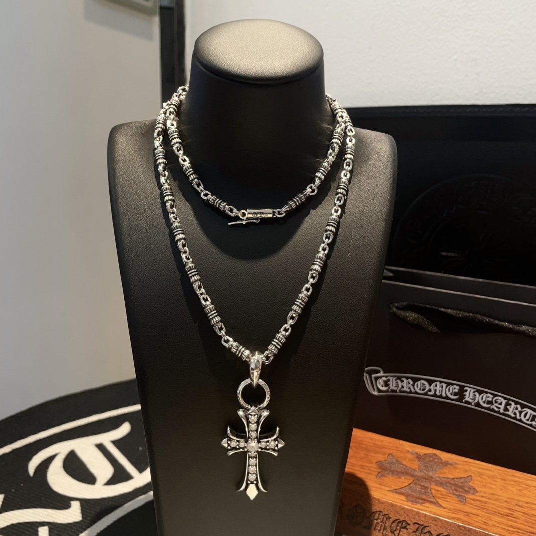 NO:105755,Batch New [Counter Quality] Chrome Hearts Cross Necklace, full-diamond cross pendant, different pattern design styles with different concave and concave shapes, presenting unique cross Scout flowers are Croxin's ambitions, so they last longer. Genuine version of Chrome Hearts Croxin, differentiated from the market, benchmarked on the quality of the version, looking at the details of the letter printing, retro old gray oxygen level. Seiko version!  !  !  Pure handmade ~ Authentic model opening must-have fashion and fashion, both men and women can wear it, same style for couples, original official website, rock punk style silver style, retro elements, trendy and versatile!  , jewelry boutique, chrome hearts, chrome hearts, necklace19860909批 新款【专柜品质】Chrome Hearts克罗心十字架项链 ,满钻十字架吊坠,凹凸造型不同的花纹设计风格 呈现出与众不同 十字架 童军花是克罗心的志 所以更经久不衰 正品打版Chrome Hearts克罗心 区别市场普通轻版 对版对标品质 看字印细节 复古做旧灰氧程度.精工版本！！！ 纯手工打造 ～正品开模潮流时尚必备 男女均可佩戴 情侣同款 官网原版 摇滚朋克泰银风格 复古元素 潮流百搭！,饰品精品,chrome hearts,chrome hearts,necklace,Jewelry