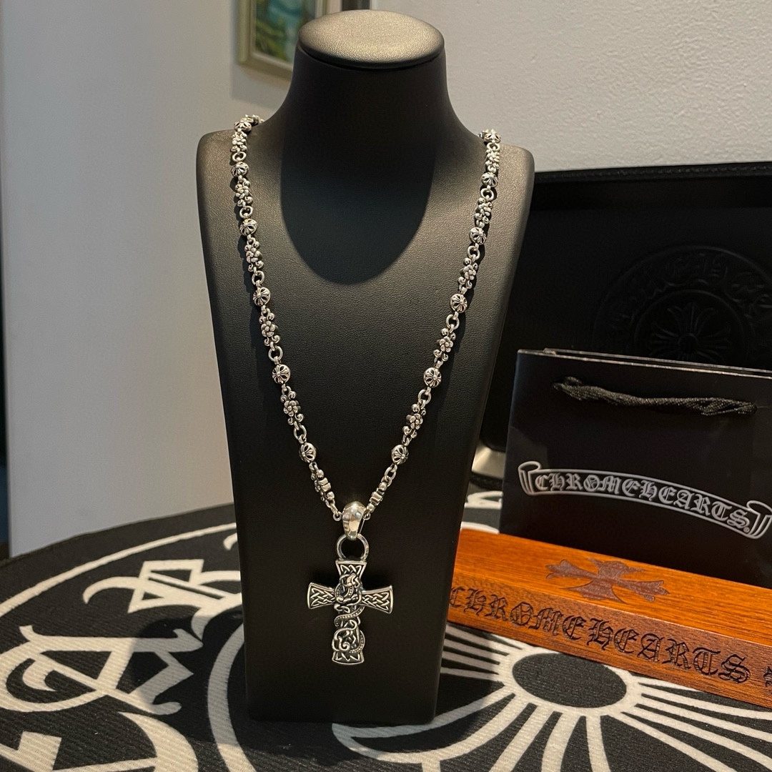 NO:105759,Batch New model [Counter Quality] Chrome Hearts Croxin Classic Cross Ball Necklace, Longteng Cross Pendant, Different Concave and Convex and Convex Design Styles, Showing a unique style. Cross Scout Flowers are Croxin's ambition, so they last longer. Genuine version of Chrome Hearts Croxin, differentiated from the market, benchmarked on the quality of the version, looking at the details of the letter printing, retro, old gray oxygen level. Seiko version!  !  !  Pure handmade ~ Authentic model opening must-have fashion and fashion, both men and women can wear it, same style for couples, original official website, rock punk style silver style, retro elements, trendy and versatile!  , jewelry boutique, chrome hearts, chrome hearts, necklace19860909批 新款【专柜品质】Chrome Hearts克罗心经典十字花球项链 龙腾十字架吊坠 凹凸造型不同的花纹设计风格 呈现出与众不同 十字架 童军花是克罗心的志 所以更经久不衰 正品打版Chrome Hearts克罗心 区别市场普通轻版 对版对标品质 看字印细节 复古做旧灰氧程度.精工版本！！！ 纯手工打造 ～正品开模潮流时尚必备 男女均可佩戴 情侣同款 官网原版 摇滚朋克泰银风格 复古元素 潮流百搭！,饰品精品,chrome hearts,chrome hearts,necklace,Jewelry