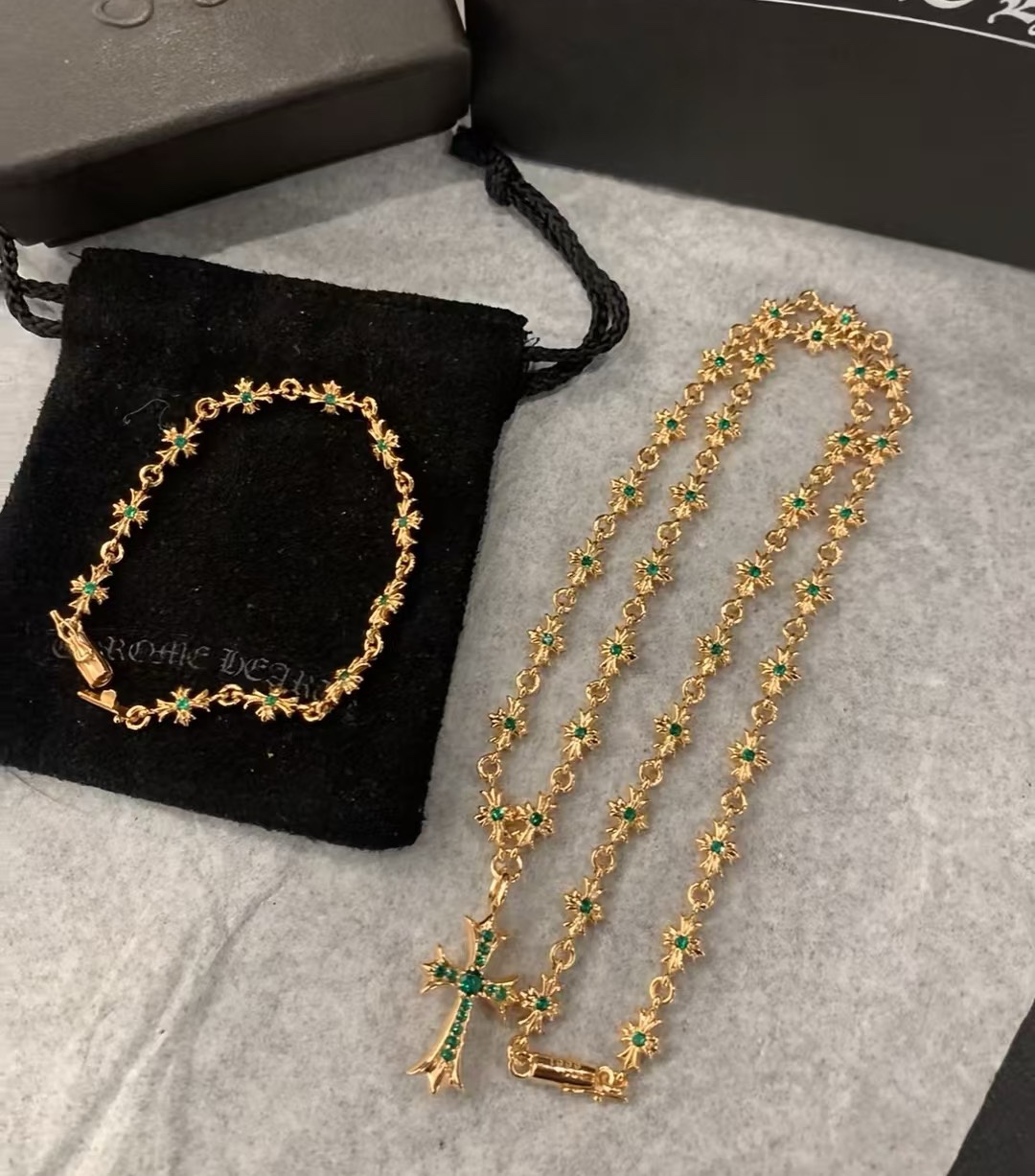 NO:105761,Necklace Bracelet 75 [Counter Quality] Chrome Hearts Emerald Necklace, bracelet, different pattern design styles with concave and concave shapes present a unique style. Cross Scout flowers are Croxin's ambitions, so they last longer. Genuine version of Chrome Hearts Croxin, differentiate the market ordinary light version, benchmark the quality of the version, look at the details of the letter printing, retro old gray oxygen level. Seiko version!  !  !  Pure handmade ~ Authentic model opening must-have fashion and fashion, both men and women can wear it, same style for couples, original official website, rock punk style silver style, retro elements, trendy and versatile!  , jewelry boutique, chrome hearts, chrome hearts, necklace, bracelet19860909项链 手链75【专柜品质】Chrome Hearts克罗心祖母绿项链,手链,凹凸造型不同的花纹设计风格 呈现出与众不同 十字架 童军花是克罗心的志 所以更经久不衰 正品打版Chrome Hearts克罗心 区别市场普通轻版 对版对标品质 看字印细节 复古做旧灰氧程度.精工版本！！！ 纯手工打造 ～正品开模潮流时尚必备 男女均可佩戴 情侣同款 官网原版 摇滚朋克泰银风格 复古元素 潮流百搭！,饰品精品,chrome hearts,chrome hearts,necklace,bracelet,Jewelry