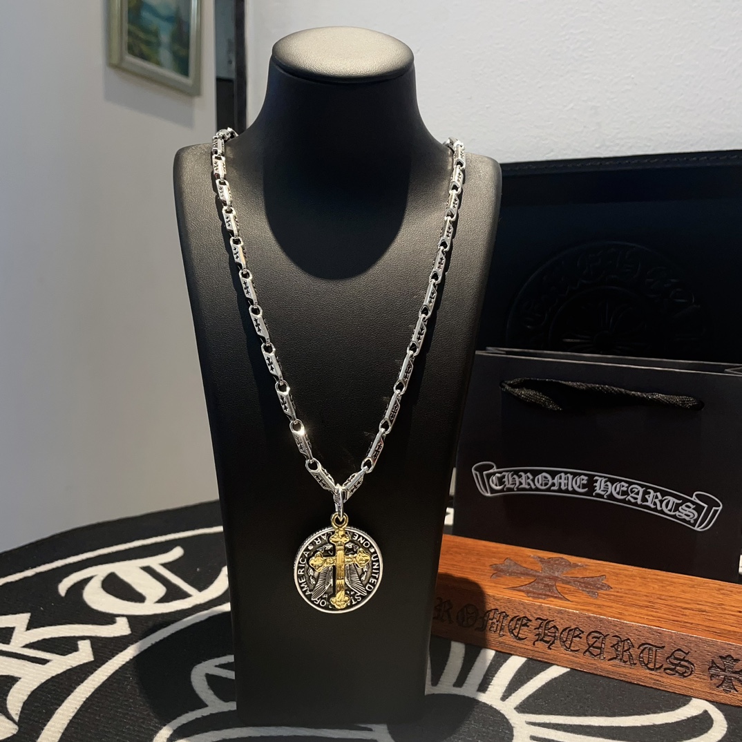 NO:105765,Batch New style [Counter Quality] Chrome Hearts Croxin Classic Cross Necklace Round Brand Cross Pendant Different pattern design styles with concave and convex shapes present uniqueness Cross Scout flowers are Croxin's ambitions, so they last longer. Genuine version Chrome Hearts Croxin Difference to the market ordinary light version, match the quality of the version, look at the details of the letter printing, retro old gray oxygen level. Seiko version!  !  !  Pure handmade ~ Authentic model opening must-have fashion and fashion, both men and women can wear it, same style for couples, original official website, rock punk style silver style, retro elements, trendy and versatile!  , jewelry boutique, chrome hearts, chrome hearts, necklace19860909批 新款【专柜品质】Chrome Hearts克罗心经典十字架项链 圆牌十字架吊坠 凹凸造型不同的花纹设计风格 呈现出与众不同 十字架 童军花是克罗心的志 所以更经久不衰 正品打版Chrome Hearts克罗心 区别市场普通轻版 对版对标品质 看字印细节 复古做旧灰氧程度.精工版本！！！ 纯手工打造 ～正品开模潮流时尚必备 男女均可佩戴 情侣同款 官网原版 摇滚朋克泰银风格 复古元素 潮流百搭！,饰品精品,chrome hearts,chrome hearts,necklace,Jewelry