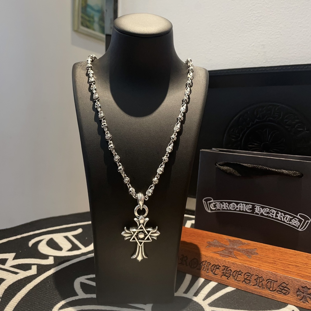 NO:105752,Batch New model [Counter Quality] Chrome Hearts Croxin Classic Cross Flower Ball Skull Necklace, Cross Pendant, Different Concave and Convex and Convex Design Styles, Showing a unique style. Cross Scout Flower is Croxin's ambition, so it lasts for a long time. Genuine version of Chrome Hearts Croxin, differentiated from the market, benchmarked on the quality of the version, looking at the details of the letter printing, retro old gray oxygen level. Seiko version!  !  !  Pure handmade ~ Authentic model opening must-have fashion and fashion, both men and women can wear it, same style for couples, original official website, rock punk style silver style, retro elements, trendy and versatile!  , jewelry boutique, chrome hearts, chrome hearts, necklace19860909批 新款【专柜品质】Chrome Hearts克罗心经典十字花球骷髅头项链,十字架吊坠 凹凸造型不同的花纹设计风格 呈现出与众不同 十字架 童军花是克罗心的志 所以更经久不衰 正品打版Chrome Hearts克罗心 区别市场普通轻版 对版对标品质 看字印细节 复古做旧灰氧程度.精工版本！！！ 纯手工打造 ～正品开模潮流时尚必备 男女均可佩戴 情侣同款 官网原版 摇滚朋克泰银风格 复古元素 潮流百搭！,饰品精品,chrome hearts,chrome hearts,necklace,Jewelry