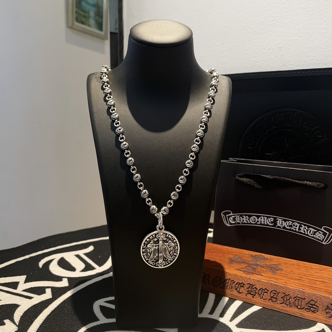 NO:105754,New models [Counter Quality] Chrome Hearts Croxin classic peach heart necklace, round brand cross pendant, different pattern design styles with concave and convex shapes, presenting uniqueness. Cross Scout flowers are Croxin's ambitions, so they last longer. Genuine version of Chrome Hearts Croxin, differentiated from the market, benchmarked on the quality of the version, looking at the details of the letter printing, retro old gray oxygen level. Seiko version!  !  !  Pure handmade ~ Authentic model opening must-have fashion and fashion, both men and women can wear it, same style for couples, original official website, rock punk style silver style, retro elements, trendy and versatile!  , jewelry boutique, chrome hearts, chrome hearts, necklace19860909批新款【专柜品质】Chrome Hearts克罗心经典桃心项链,圆牌十字架吊坠 凹凸造型不同的花纹设计风格 呈现出与众不同 十字架 童军花是克罗心的志 所以更经久不衰 正品打版Chrome Hearts克罗心 区别市场普通轻版 对版对标品质 看字印细节 复古做旧灰氧程度.精工版本！！！ 纯手工打造 ～正品开模潮流时尚必备 男女均可佩戴 情侣同款 官网原版 摇滚朋克泰银风格 复古元素 潮流百搭！,饰品精品,chrome hearts,chrome hearts,necklace,Jewelry