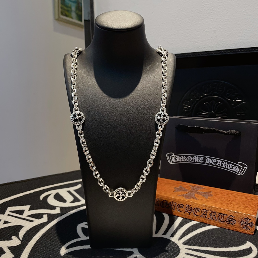 NO:105756,Batch New [Counter Quality] Chrome Hearts Cross Necklace, different pattern design styles with concave and convex shapes, presenting unique cross Scout flowers are Croxin's ambitions, so they last longer. Genuine version of Chrome Hearts Croxin, differentiated from the market, benchmarked on the quality of the version, looked at the details of the letter printing, retro, old gray oxygen level. Seiko version!  !  !  Pure handmade ~ Authentic model opening must-have fashion and fashion, both men and women can wear it, same style for couples, original official website, rock punk style silver style, retro elements, trendy and versatile!  , jewelry boutique, chrome hearts, chrome hearts, necklace19860909批 新款【专柜品质】Chrome Hearts克罗心十字架项链 ,凹凸造型不同的花纹设计风格 呈现出与众不同 十字架 童军花是克罗心的志 所以更经久不衰 正品打版Chrome Hearts克罗心 区别市场普通轻版 对版对标品质 看字印细节 复古做旧灰氧程度.精工版本！！！ 纯手工打造 ～正品开模潮流时尚必备 男女均可佩戴 情侣同款 官网原版 摇滚朋克泰银风格 复古元素 潮流百搭！,饰品精品,chrome hearts,chrome hearts,necklace,Jewelry