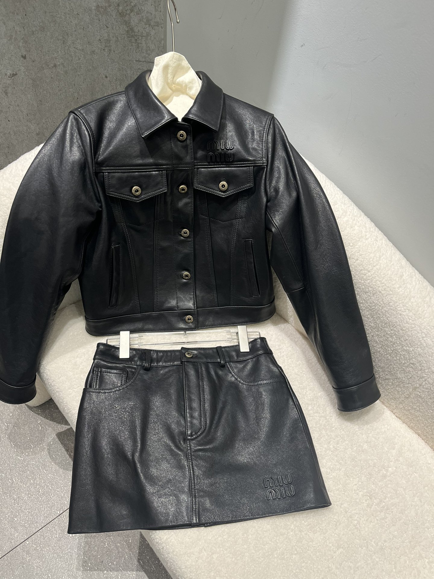 NO:777605,miu vegetable tanned sheepskin suit, original hardware, logo with thickened oil edges, more three-dimensional and closer to the counter effect, great texture, jacket and skirt 400, size S-19860909miu植鞣羊皮套装,原版五金,logo做了加厚油边工艺,更加立体贴近专柜效果,质感超棒外套 裙400 尺寸S- Xxl,修身版,缪缪-服装,miumiu,skirts,jackets & coats,sheepskin,,Women's clothing