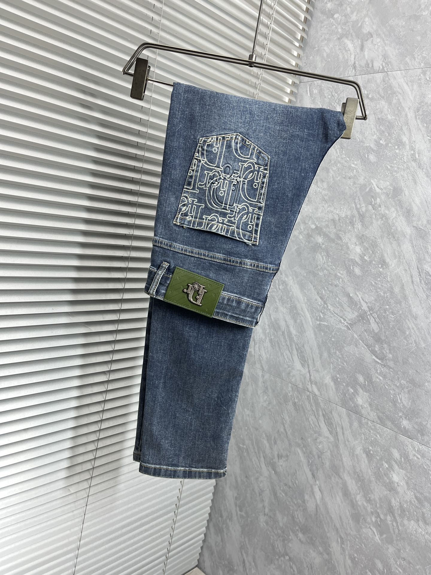 NO:125306,Dr 2025 spring and summer new style men's jeans original original cloth original wash water!  Imported original washing elastic fabrics, complex handicrafts superimposed, any washing step will become a completely different color effect after a few more seconds, so it is more precious, especially long-lasting and odor-resistant... Use the best tannin elastic texture, genuine leather leather cards, high-quality metal accessories... to create a unique and original jeans style!  Original hardware accessories, super positive style, comfortable and breathable, extremely high grade, counter quality, and handsome upper body. Number of 29-38 No 37, jeans, alexander wang19860909dr 2025春夏新款 男士牛仔裤原厂原布原洗水！进口原版水洗弹力面料,复杂的手工艺叠加,任何一个洗水环节多停留几秒都会变成完全不一样的颜色效果,所以越加珍贵,特别持久、耐味…… 选用上乘的丹宁弹力质感,真皮皮牌、高定的金属辅料……打造出独特及原创的牛仔裤款型！原版五金辅料,版型超正,舒适透气,档次极高,专柜品质,上身帅气十足. 码数29-38 无37,,jeans,alexander wang,Men's clothing