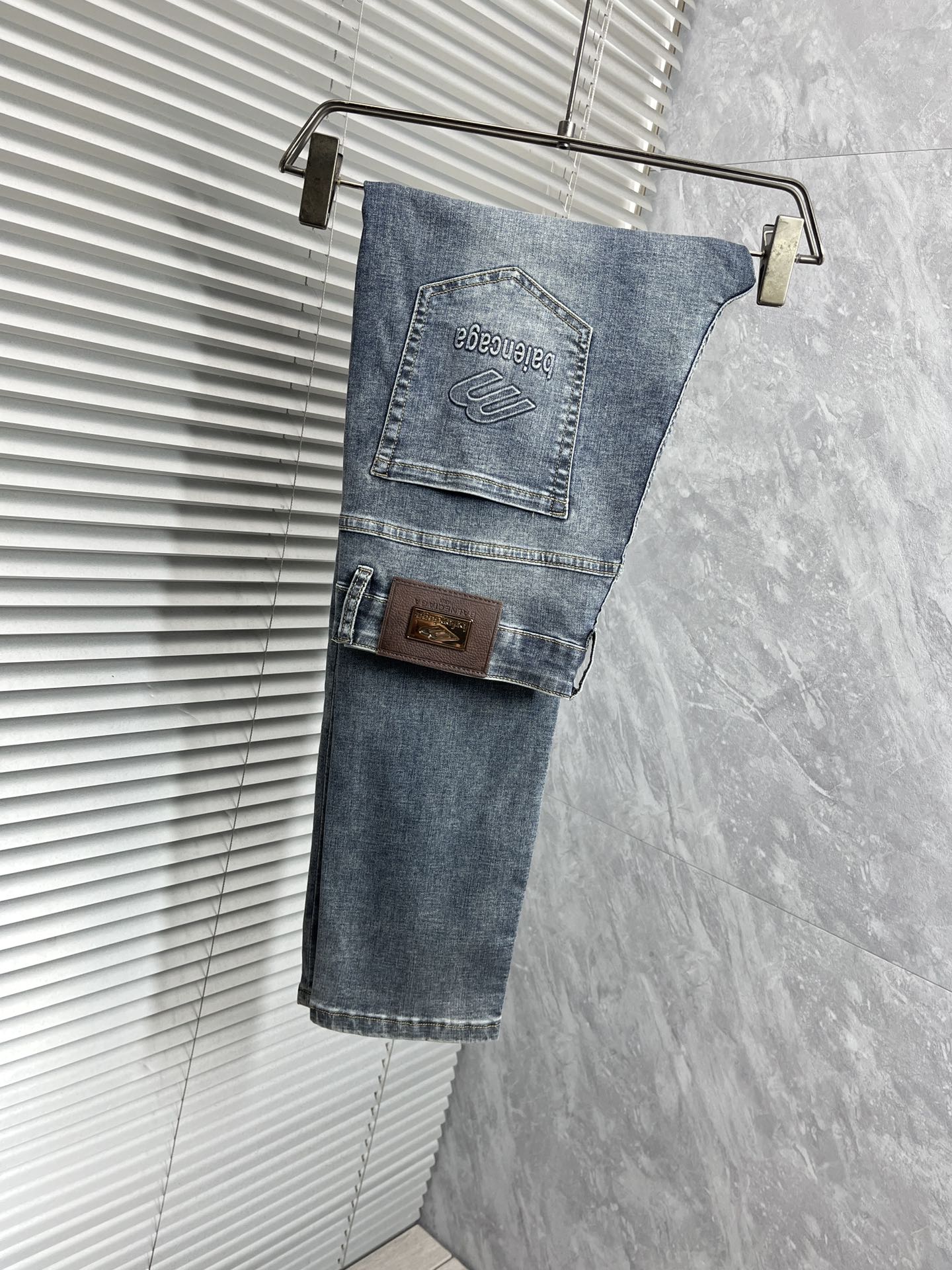 NO:125308,Paris 2025 spring and summer new style men's jeans original original cloth original wash water!  Imported original washing elastic fabrics, complex handicrafts superimposed, any washing step will become a completely different color effect after a few more seconds, so it is more precious, especially long-lasting and odor-resistant... Use the best tannin elastic texture, genuine leather leather cards, high-quality metal accessories... to create a unique and original jeans style!  Original hardware accessories, super positive style, comfortable and breathable, extremely high grade, counter quality, and handsome upper body. Number of 29-38 No 37, jeans, alexander wang19860909巴黎 2025春夏新款 男士牛仔裤原厂原布原洗水！进口原版水洗弹力面料,复杂的手工艺叠加,任何一个洗水环节多停留几秒都会变成完全不一样的颜色效果,所以越加珍贵,特别持久、耐味…… 选用上乘的丹宁弹力质感,真皮皮牌、高定的金属辅料……打造出独特及原创的牛仔裤款型！原版五金辅料,版型超正,舒适透气,档次极高,专柜品质,上身帅气十足. 码数29-38 无37,,jeans,alexander wang,Men's clothing