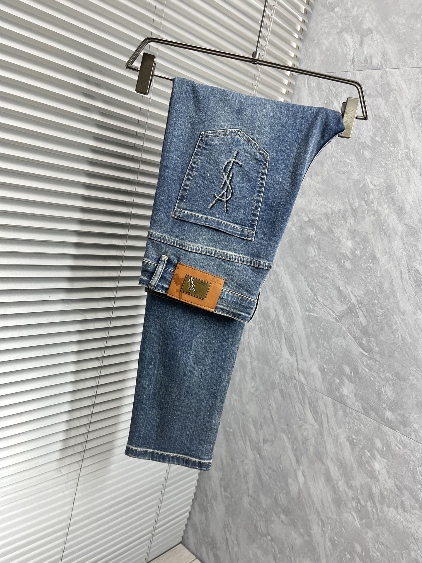 NO:125311,Saint Laurent 2025 spring and summer new style men's jeans original original cloth original wash water!  Imported original wash elastic fabrics, complex handicrafts superimposed, any wash process will become a completely different color effect after a few more seconds, so it is more precious, especially long-lasting and odor-resistant... Use the best tannin elastic texture, genuine leather leather cards, high-quality metal accessories... to create a unique and original jeans style!  Original hardware accessories, super positive style, comfortable and breathable, extremely high grade, counter quality, and handsome upper body. Number of 29-38 No 37, saint laurent, jeans, alexander wang19860909圣罗兰 2025春夏新款 男士牛仔裤原厂原布原洗水！进口原版水洗弹力面料,复杂的手工艺叠加,任何一个洗水环节多停留几秒都会变成完全不一样的颜色效果,所以越加珍贵,特别持久、耐味…… 选用上乘的丹宁弹力质感,真皮皮牌、高定的金属辅料……打造出独特及原创的牛仔裤款型！原版五金辅料,版型超正,舒适透气,档次极高,专柜品质,上身帅气十足. 码数29-38 无37,,saint laurent,jeans,alexander wang,Men's clothing