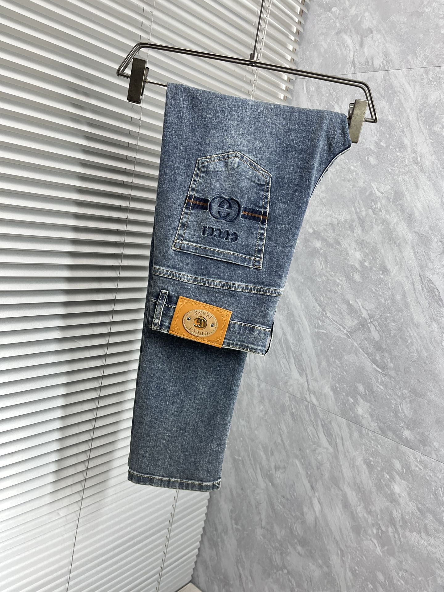 NO:125314,Guqi 2025 spring and summer new style men's jeans original original cloth original wash water!  Imported original wash elastic fabrics, complex handicrafts superimposed, any wash process will become a completely different color effect after a few more seconds, so it is more precious, especially long-lasting and odor-resistant... Use the best tannin elastic texture, genuine leather leather cards, high-quality metal accessories... to create a unique and original jeans style!  Original hardware accessories, super positive style, comfortable and breathable, extremely high grade, counter quality, and handsome upper body. Number of 29-38 No 37, jeans, alexander wang19860909古奇 2025春夏新款 男士牛仔裤原厂原布原洗水！进口原版水洗弹力面料,复杂的手工艺叠加,任何一个洗水环节多停留几秒都会变成完全不一样的颜色效果,所以越加珍贵,特别持久、耐味…… 选用上乘的丹宁弹力质感,真皮皮牌、高定的金属辅料……打造出独特及原创的牛仔裤款型！原版五金辅料,版型超正,舒适透气,档次极高,专柜品质,上身帅气十足. 码数29-38 无37,,jeans,alexander wang,Men's clothing