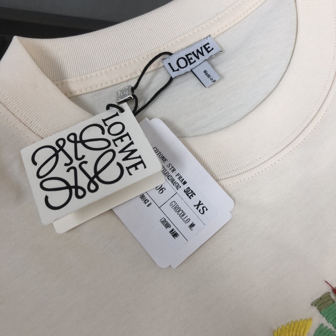 💰85 C✨LOEWE 罗意威 25ss专柜同款圆领短袖T恤～特供定制面料！ 厚板立体！衣服偏厚使整体高透气和柔软性的质感更加凸显，饱满的棉质感引起极度舒适。高端人士必备单品，原厂辅料三标齐全！男女同款！
颜色：黑色 杏色
尺码：XS S M L（偏大版型！下单请报身高体重！）