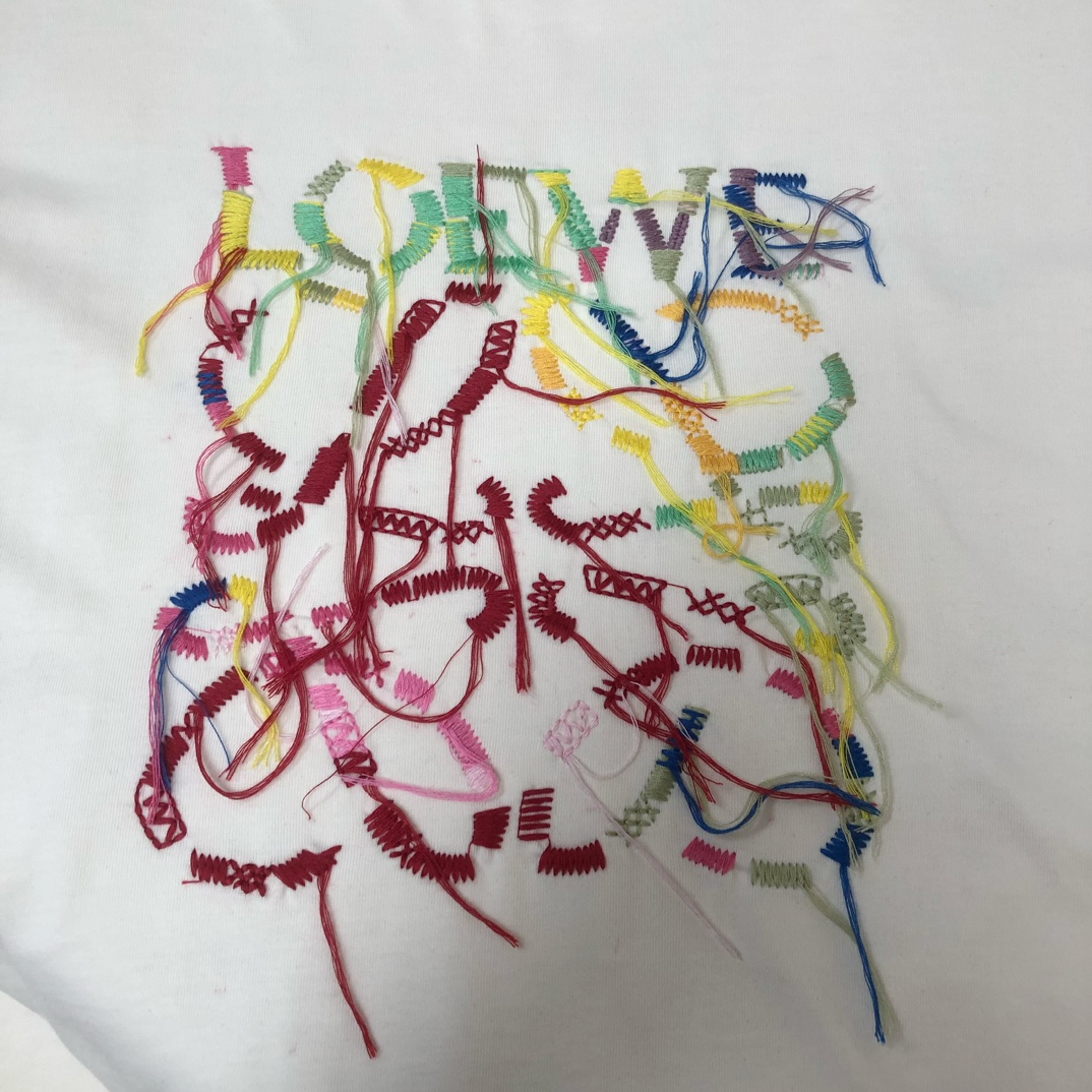 💰85 C✨LOEWE 罗意威 25ss专柜同款圆领短袖T恤～特供定制面料！ 厚板立体！衣服偏厚使整体高透气和柔软性的质感更加凸显，饱满的棉质感引起极度舒适。高端人士必备单品，原厂辅料三标齐全！男女同款！
颜色：黑色 杏色
尺码：XS S M L（偏大版型！下单请报身高体重！）